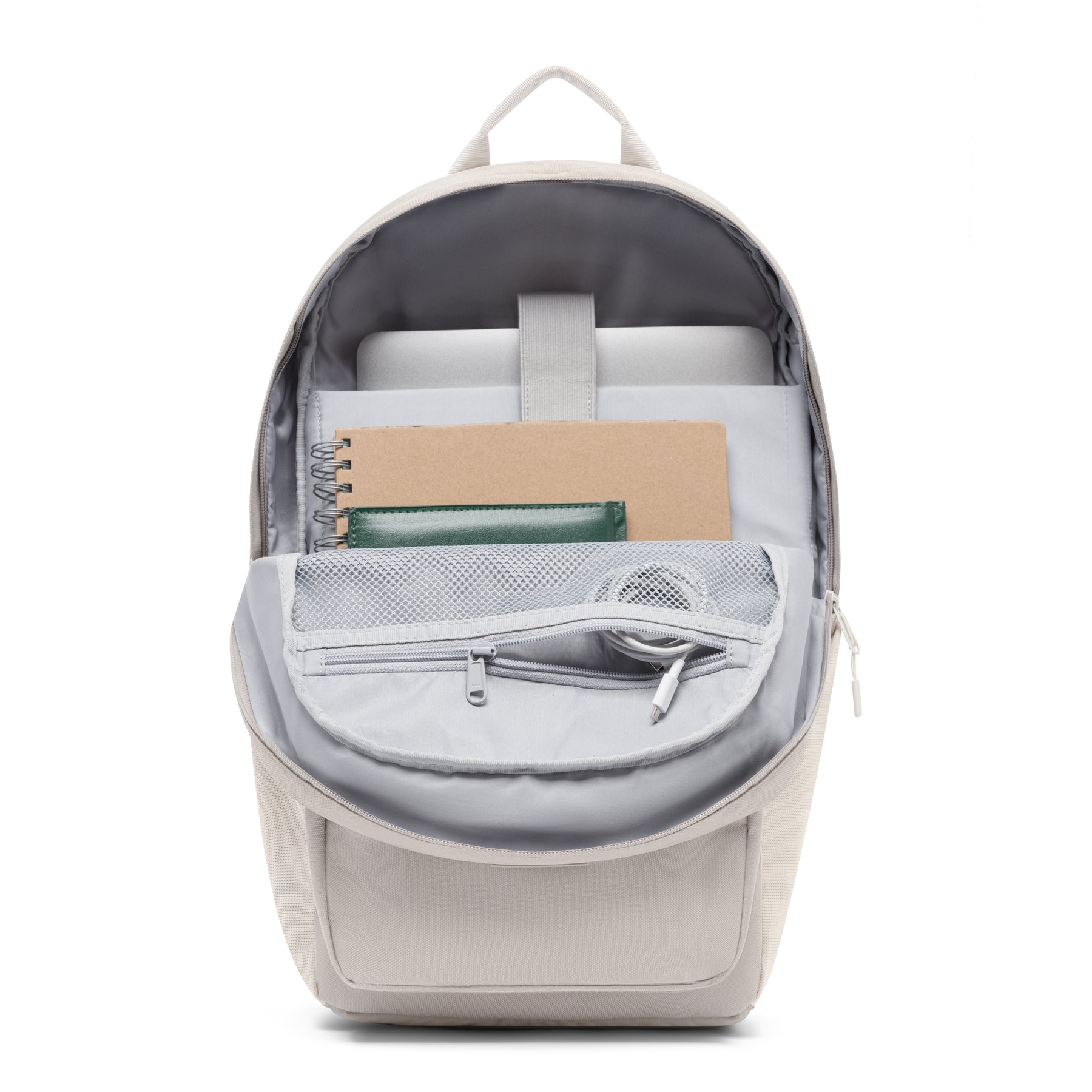 Sandfarbener Rucksack 'Mo' von Johnny Urban mit geöffnetem Hauptfach, zeigt Laptopfach, Notizbuch, Brieftasche und Kopfhörer
