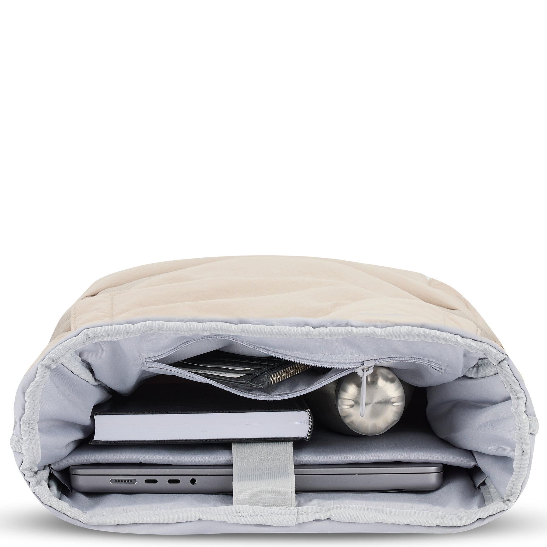 Beiger Rolltop Rucksack 'Kyle' von Johnny Urban mit gepolstertem Laptopfach und organisiertem Innenraum