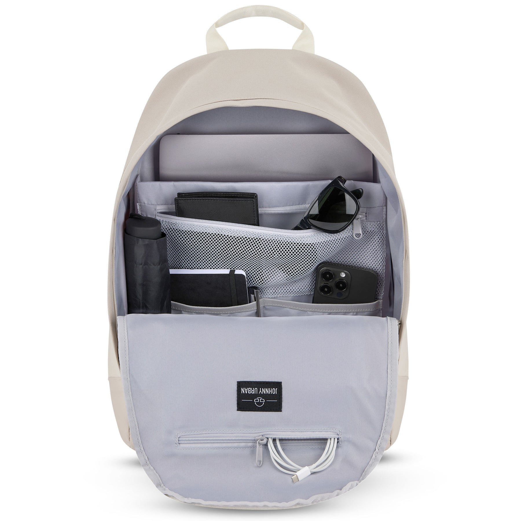 Beiger Johnny Urban Rucksack Neo geöffnet mit Laptop, Geldbörse, Sonnenbrille, Flasche, Notizbuch und Smartphone innen