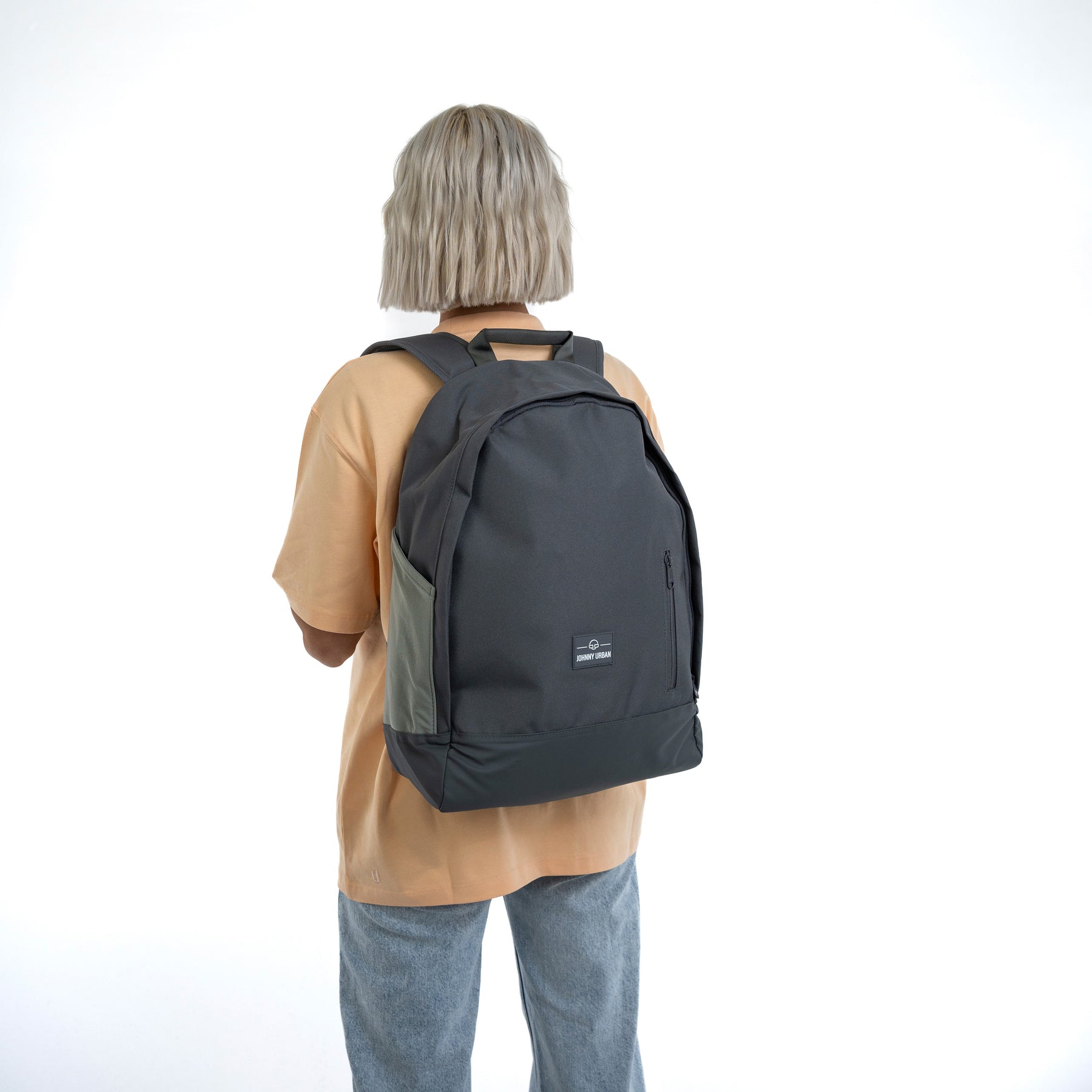 Frau mit mittellangem blondem Haar trägt grauen Rucksack 'Neo' von Johnny Urban mit Seitentaschen