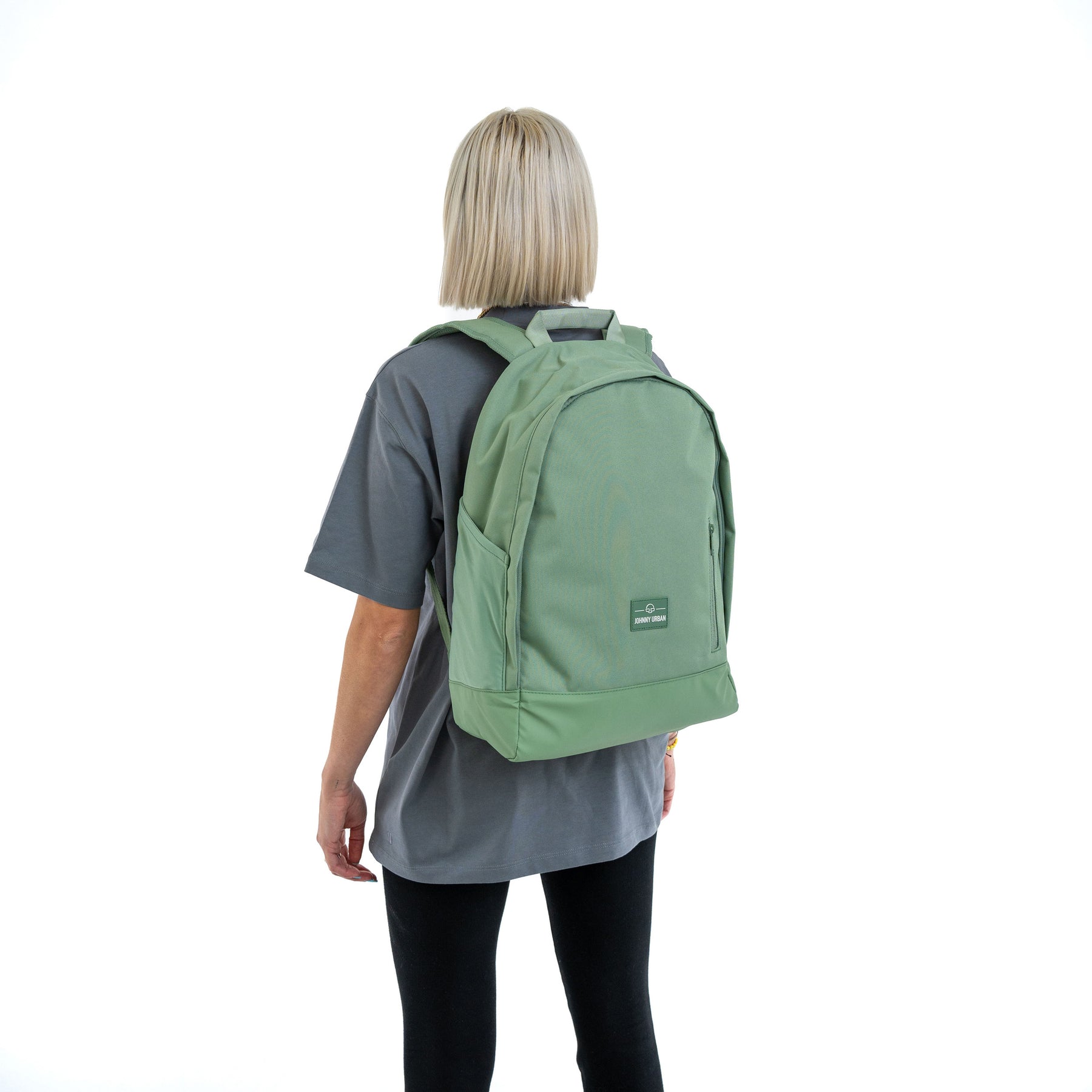 Teenager mit grünem Rucksack 'Neo' von Johnny Urban, stehend, von hinten