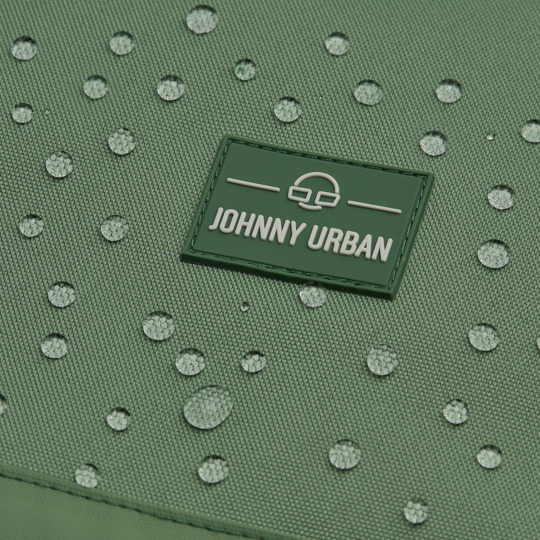 Grüner wasserabweisender Schulrucksack 'Neo' mit Johnny Urban Logo und Wassertropfen auf der Oberfläche