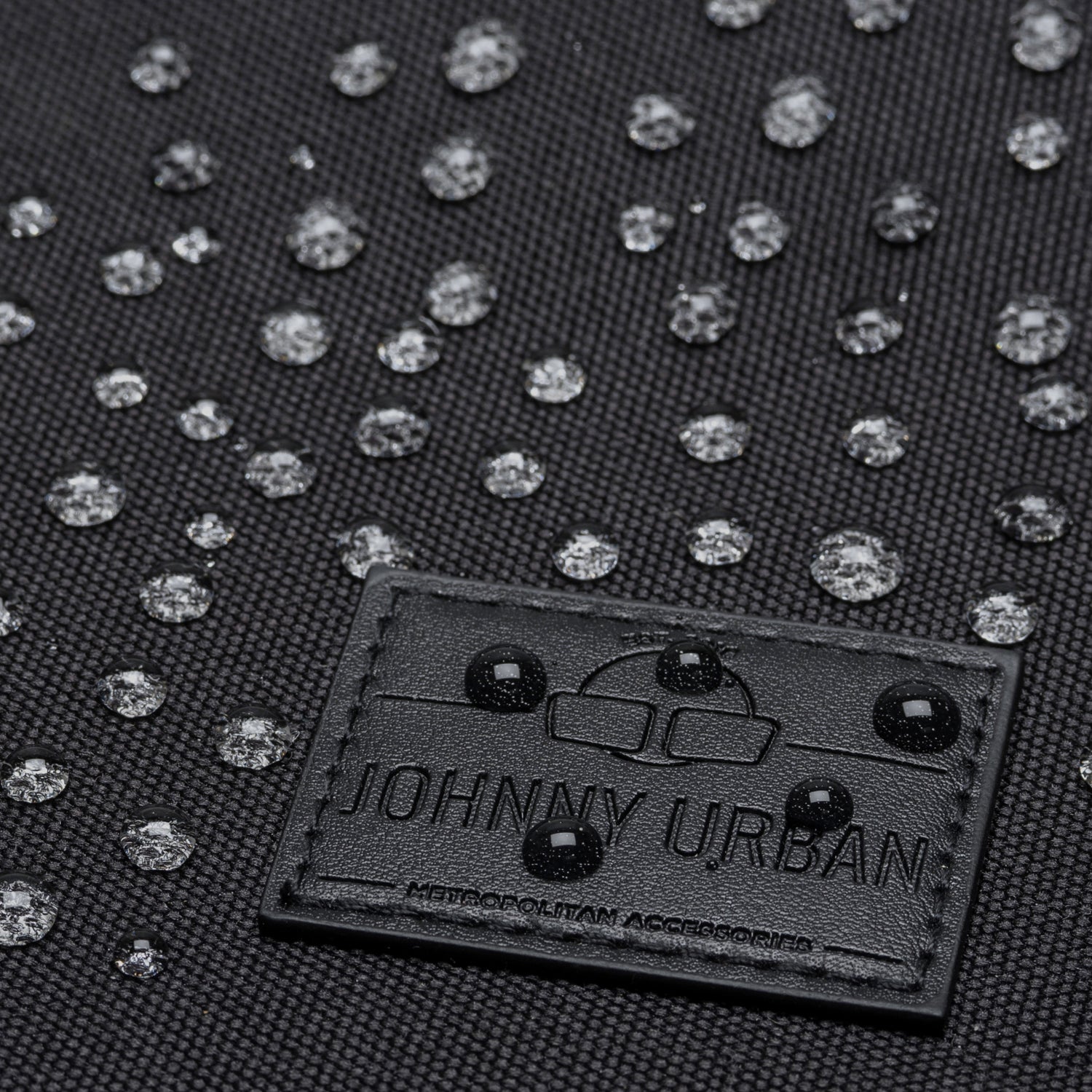 Wasserabweisendes Material des schwarzen Rucksacks 'Milo' mit Johnny Urban Markenlabel