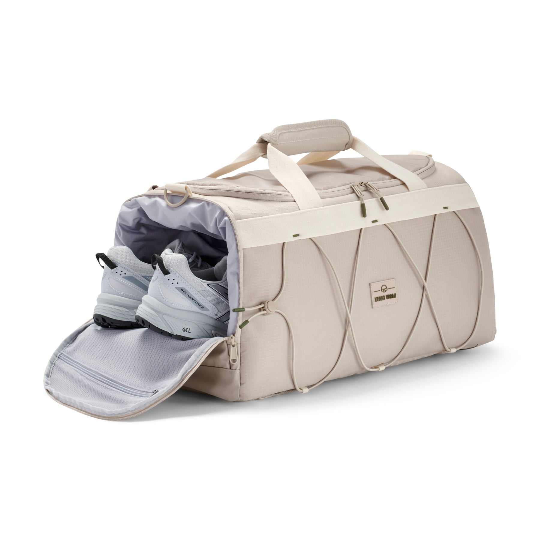 Beige Duffle Bag 'Shawn Medium' von Johnny Urban mit offenem Schuhfach und weißen Sportschuhen