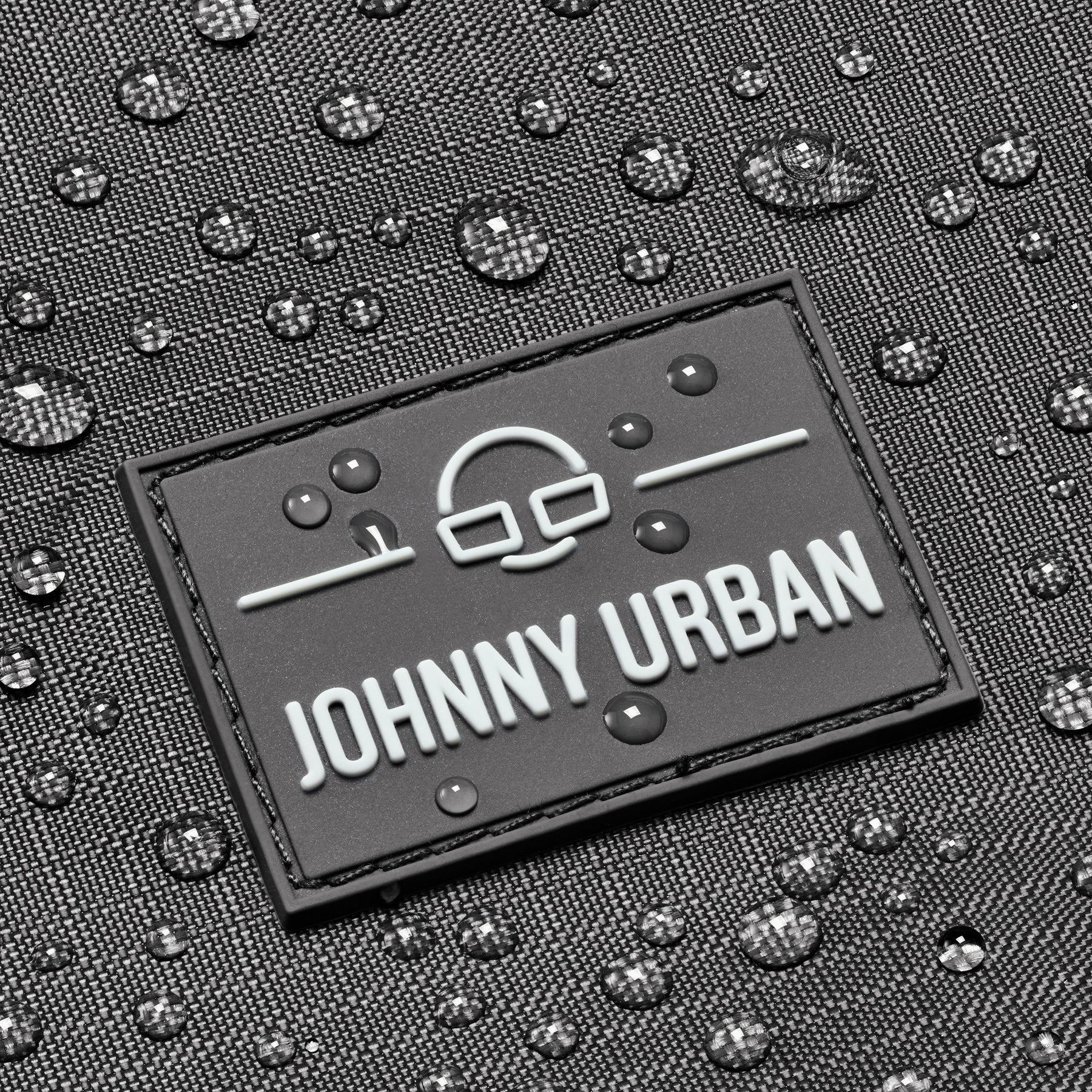 Nahaufnahme eines wasserabweisenden grauen Stoffes mit Johnny Urban Logo auf der Duffle Bag 'Shawn Medium'