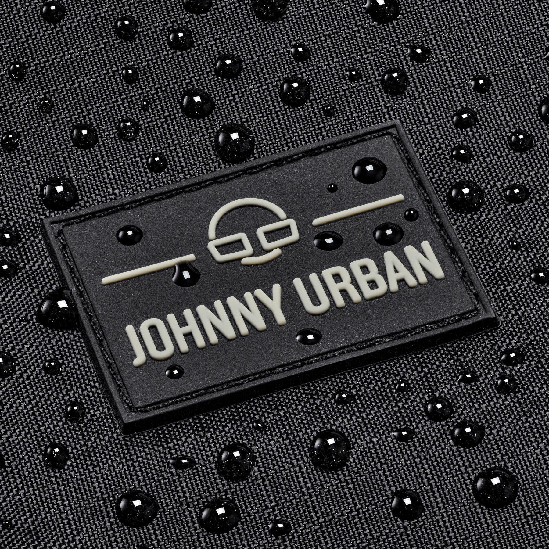 Schwarzes Johnny Urban Logo auf Stoff mit Wassertropfen auf der Sporttasche Shawn Medium