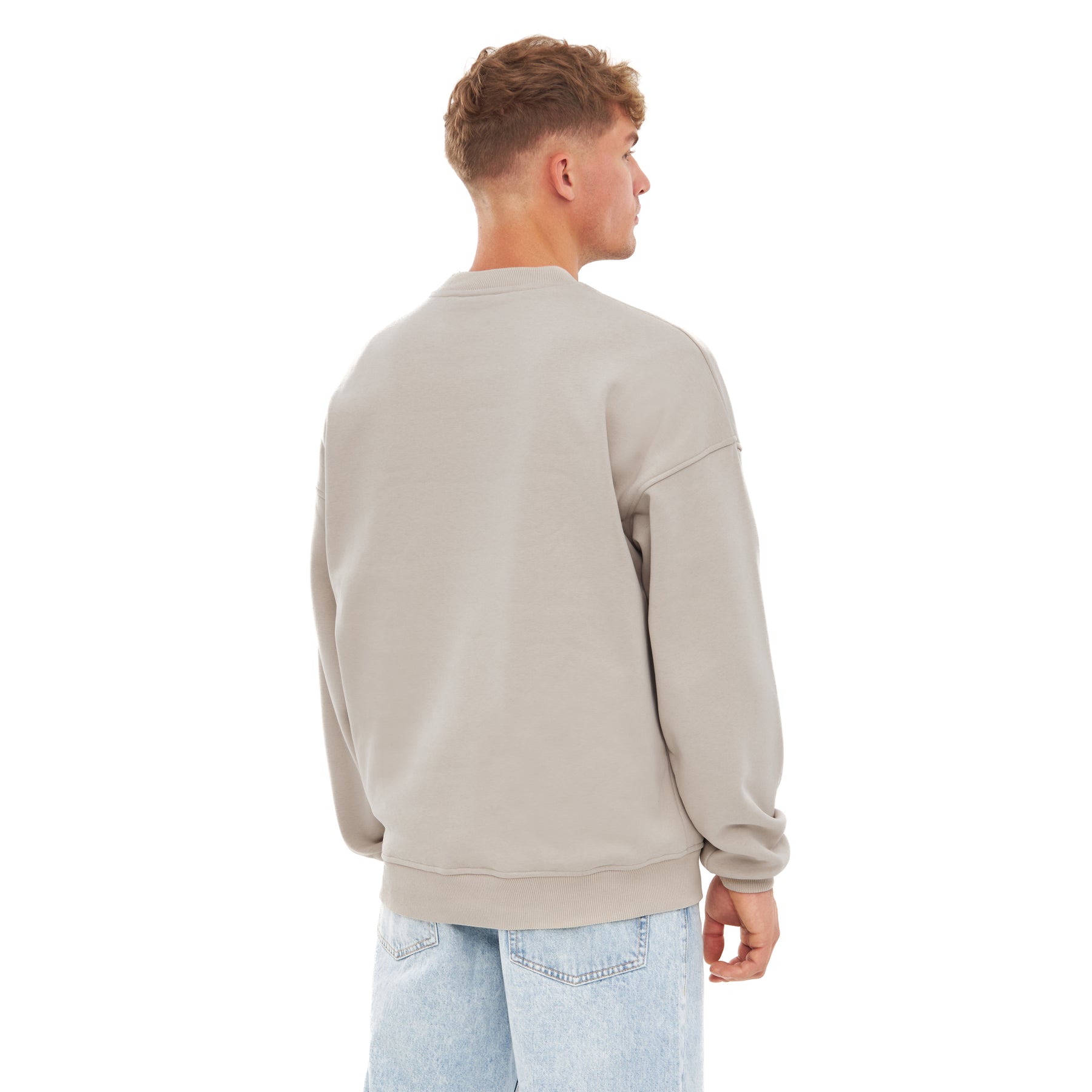 Mann trägt oversized Crewneck 'Carter' in Beige von Johnny Urban, Rückansicht