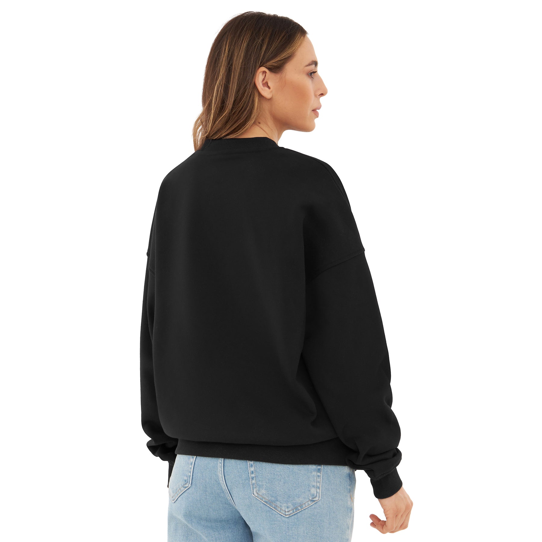 Frau trägt schwarzen Oversized Crewneck Pullover von Johnny Urban mit glattem Rücken