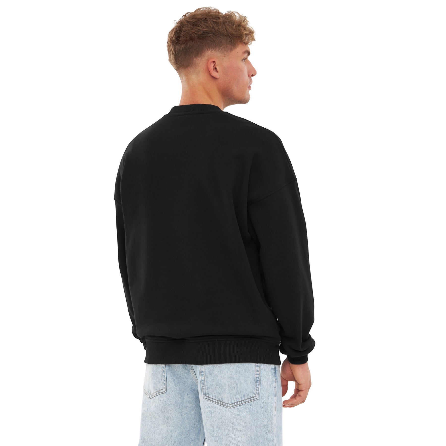 Mann von hinten in schwarzem Oversized Crewneck 'Carter' Print von Johnny Urban und hellblauen Jeans