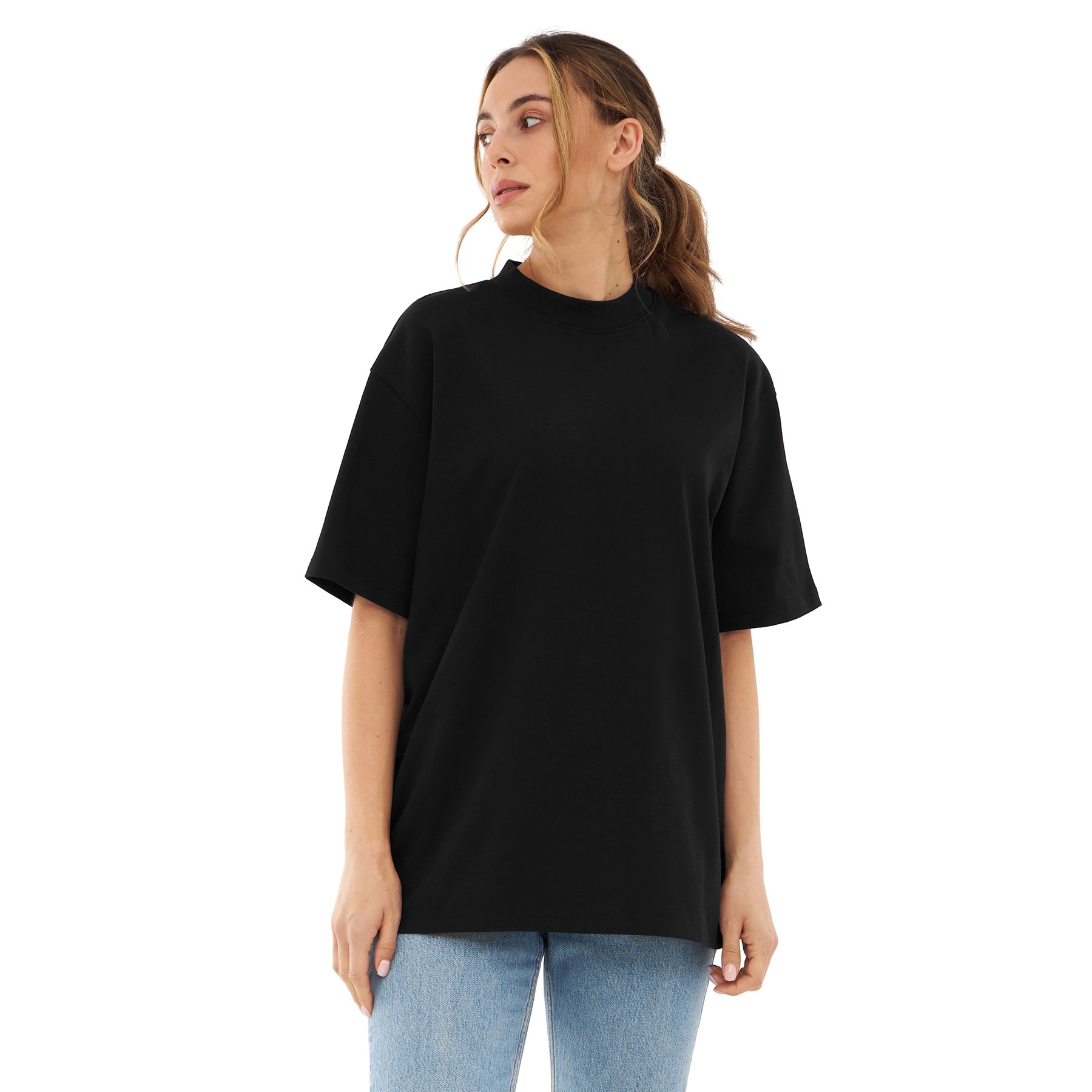 Frau trägt schwarzes oversized T-Shirt 'Sammy' von Johnny Urban mit kurzen Ärmeln und Rundhalsausschnitt