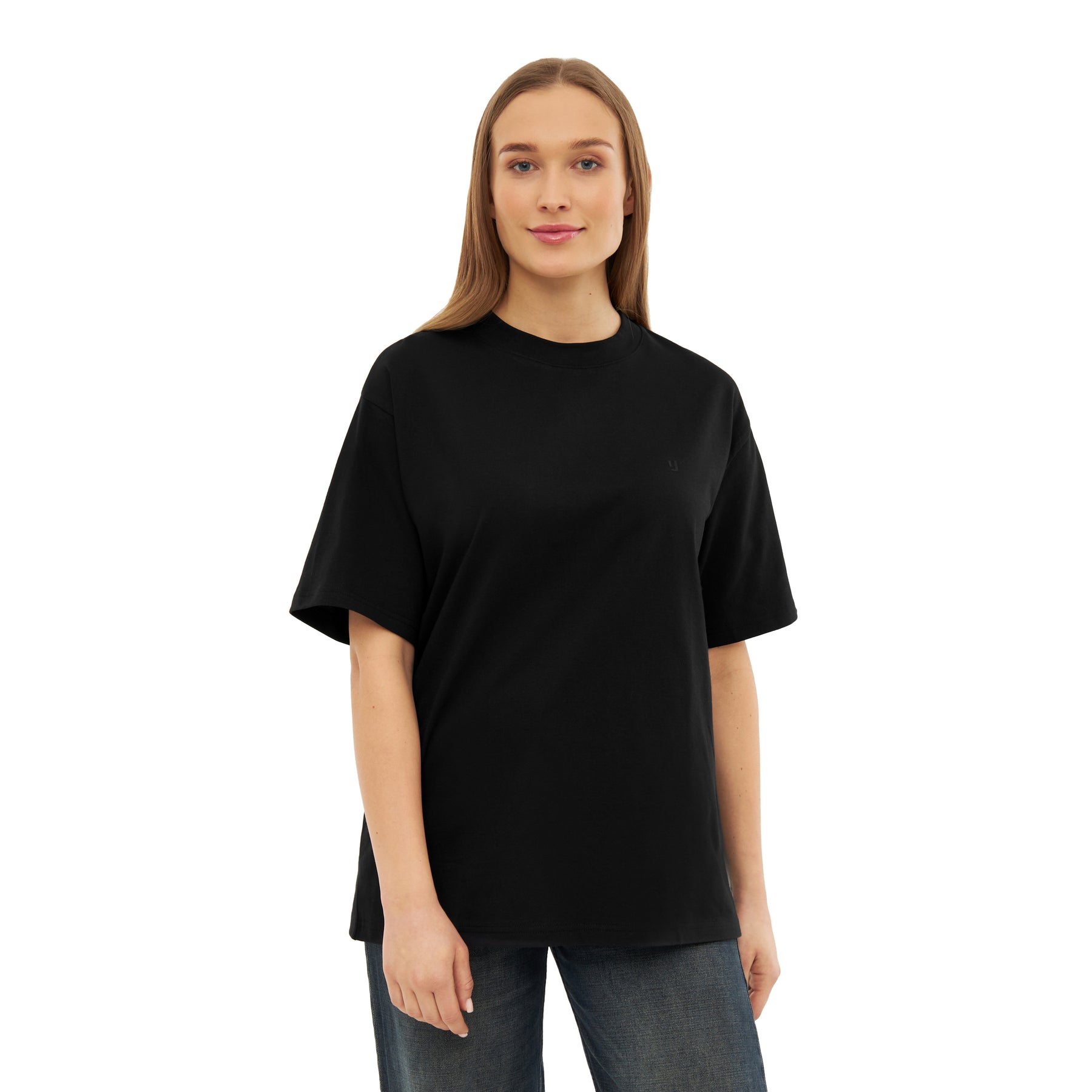 Frau trägt schwarzes Johnny Urban Oversize-T-Shirt 'Sammy Lava' mit kurzem Ärmel