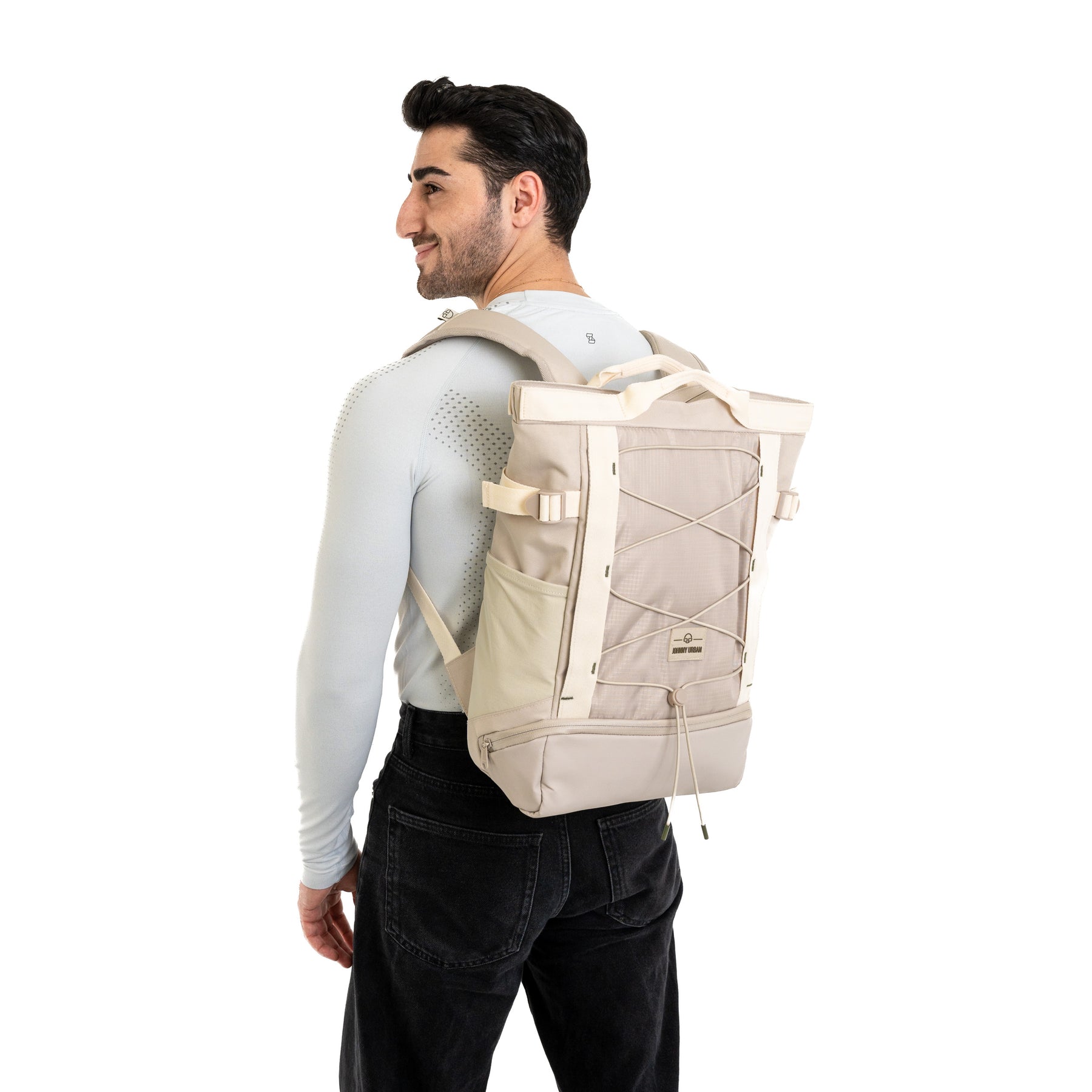 Mann trägt beigen Tagesrucksack Harper mit Kordelzug und Seitenfächern