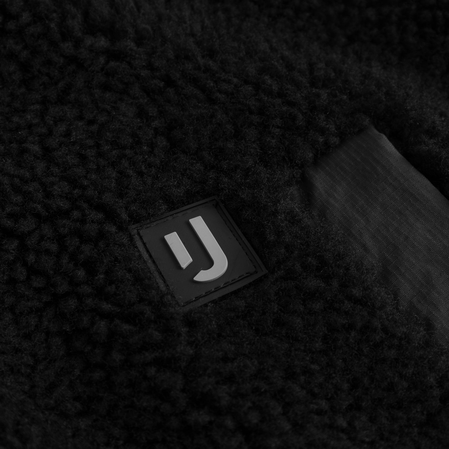 Schwarzes Teddy-Fleece mit 'Johnny Urban' Logo aus Gummi und einer gerippten Stoffeinfügung