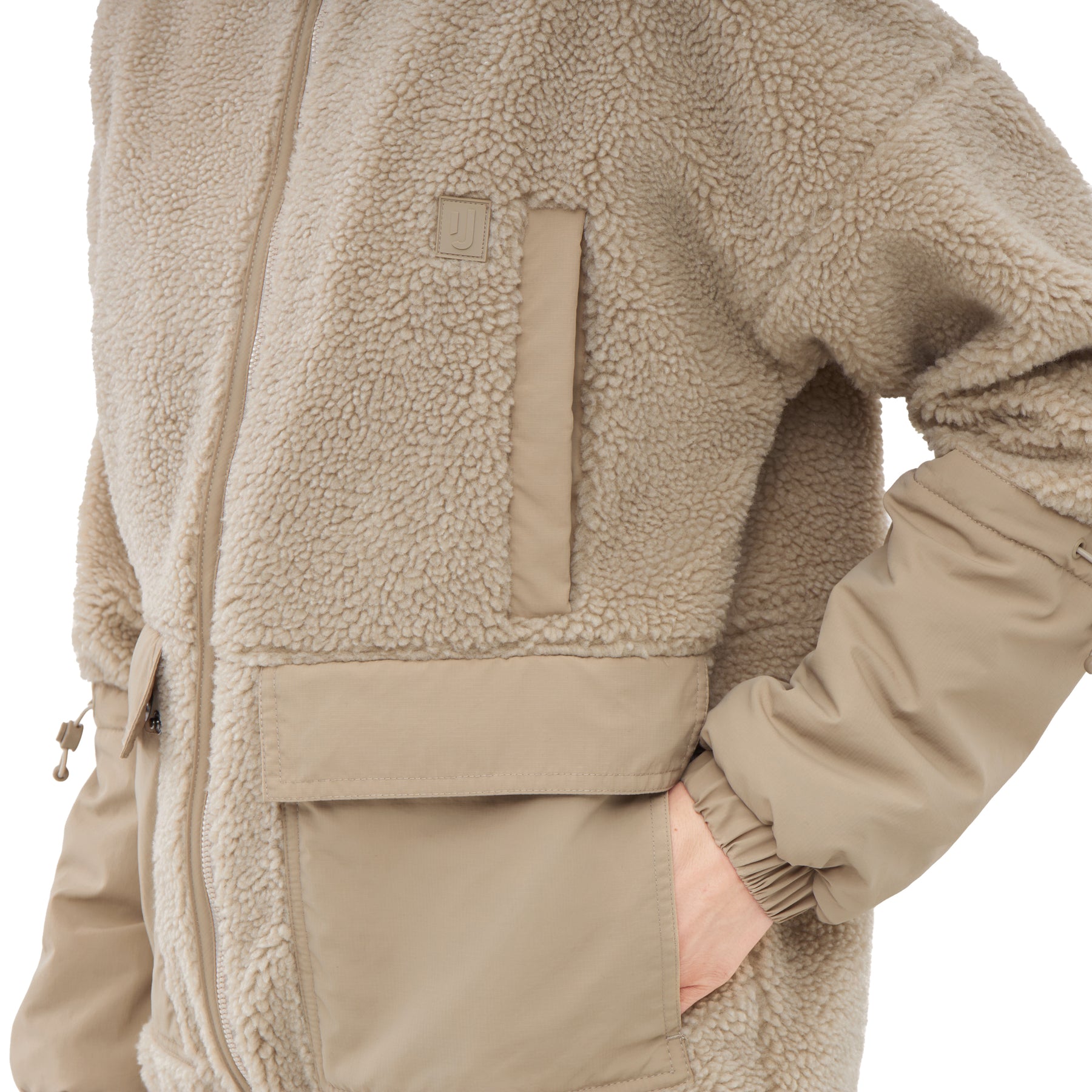 Beige Teddy Fleecejacke 'Carson' mit kuscheligem Obermaterial und glatten Ärmelabschnitten, eine Hand in der Tasche