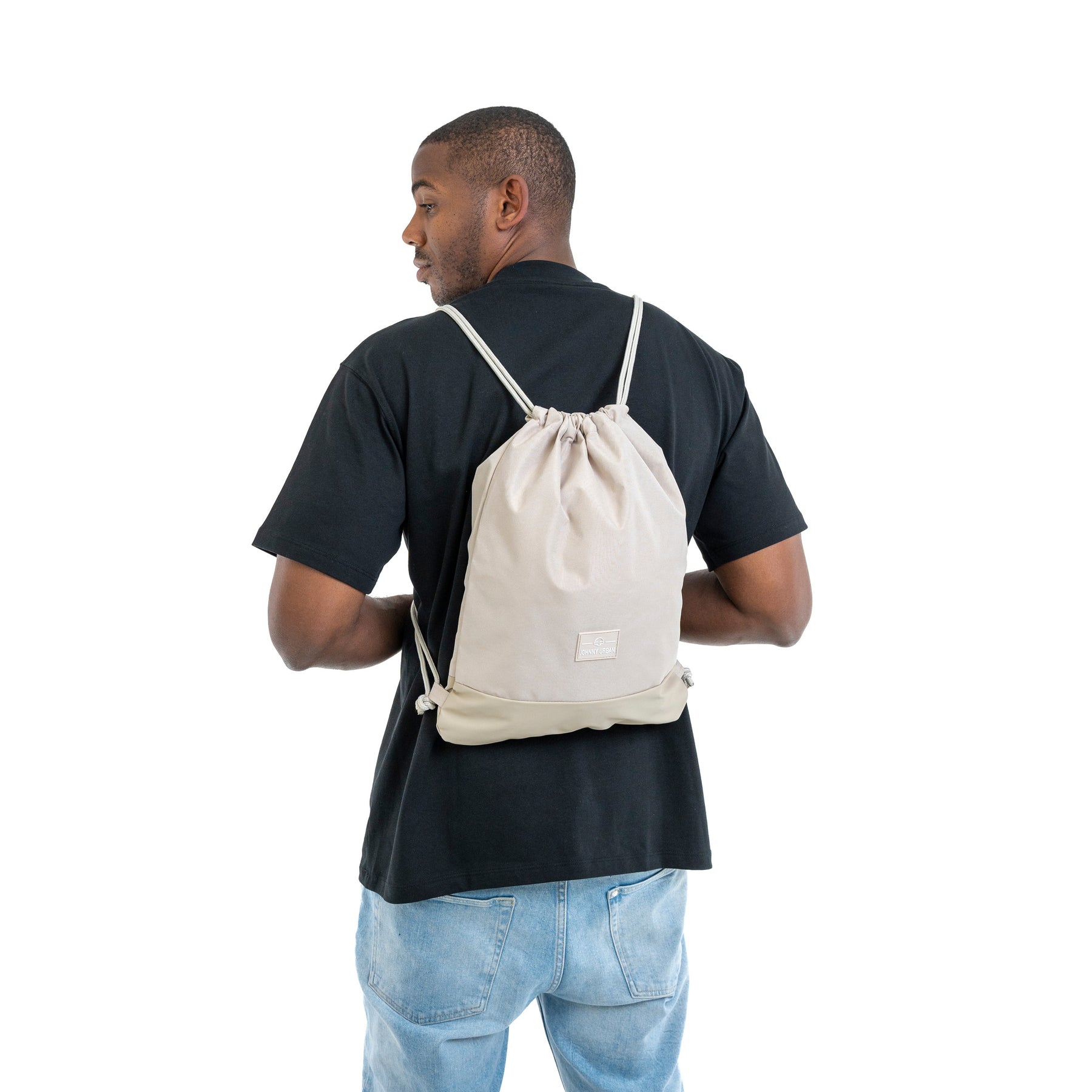 Mann von hinten mit beigem Turnbeutel 'Blake' und schwarzem T-Shirt