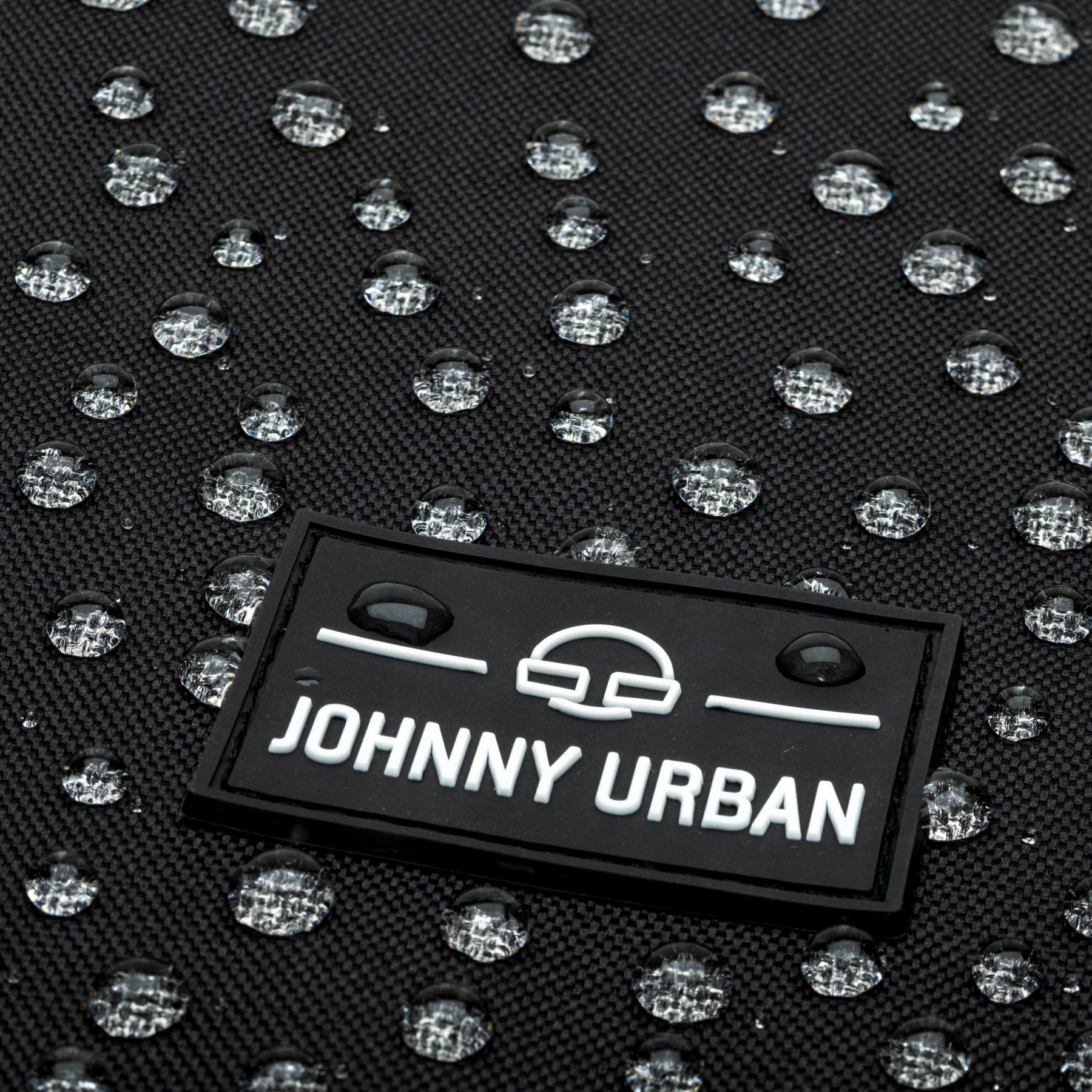 Wasserabweisender schwarzer Turnbeutel 'Blake' von Johnny Urban mit Logo und Wassertropfen