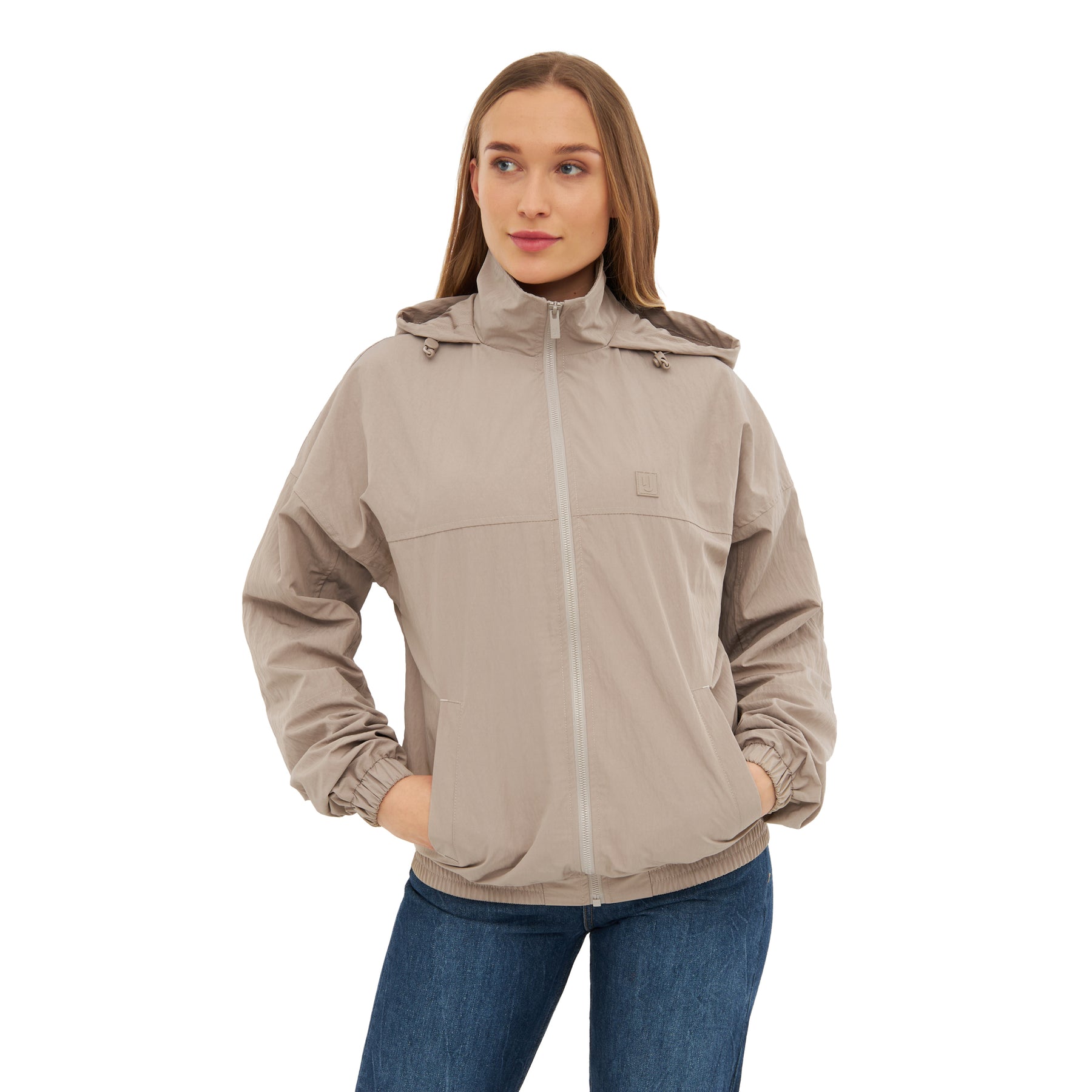 Beige Übergangsjacke 'Lennon' mit Kapuze und Frontreißverschluss getragen von Frau