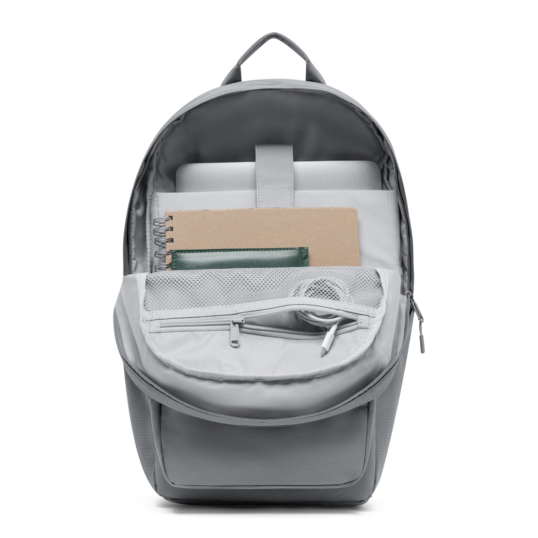 Dunkelgrauer Rucksack ‚Mo‘ mit offenem Hauptfach, Notebook, Spiralnotizbuch, grünem Geldbeutel und Kopfhörern