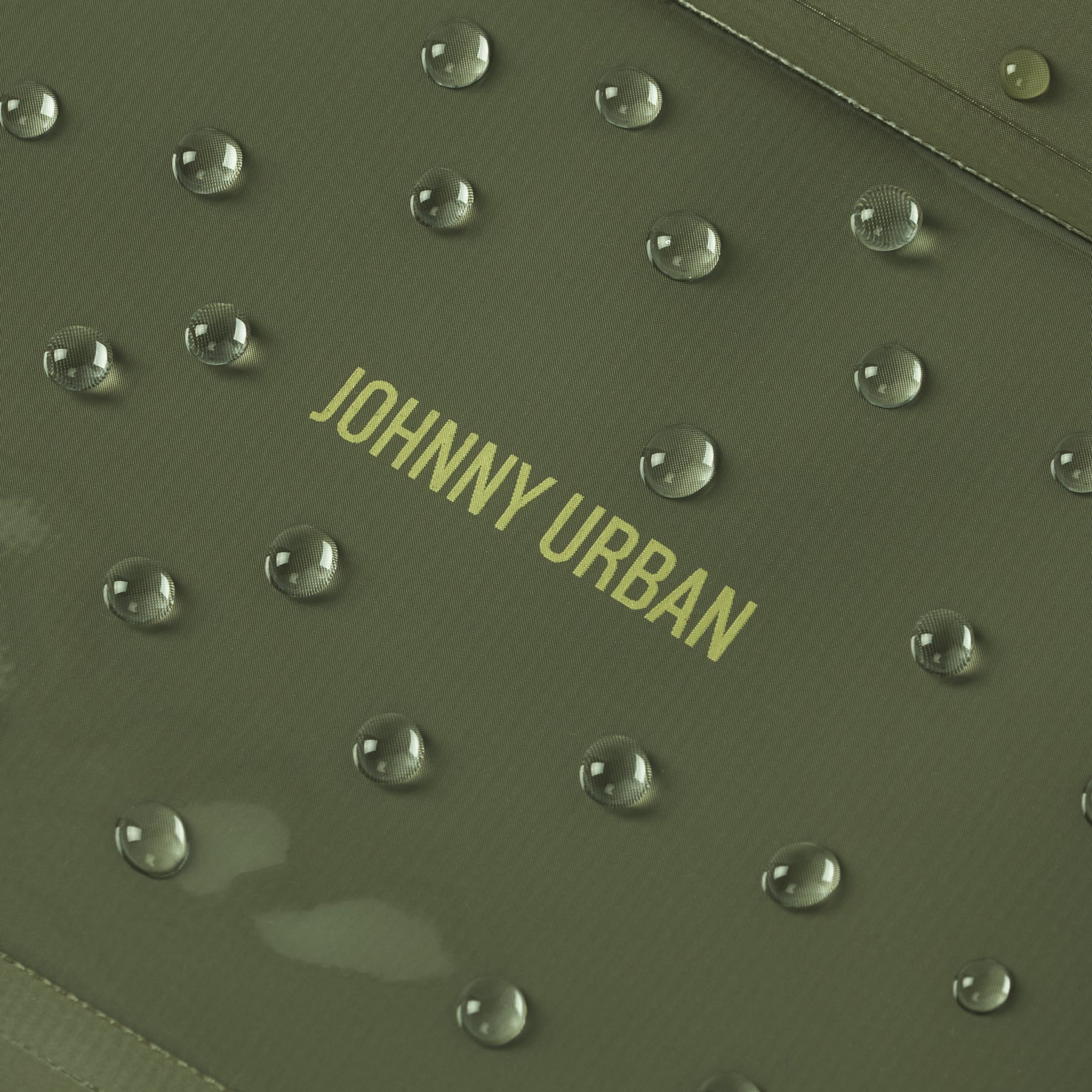 Wasserabweisender Dry Bag 'Alfie' von Johnny Urban in Olivgrün mit Wassertröpfchen