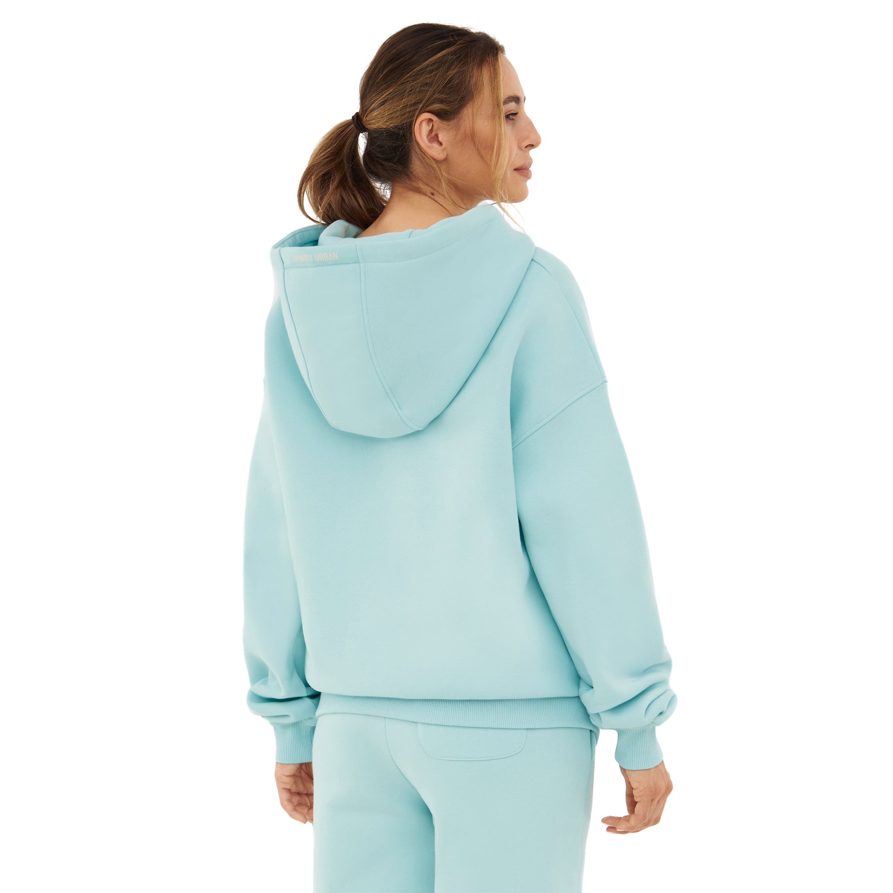 Frau von hinten mit oversized Zip Hoodie 'Caleb' in eisblau