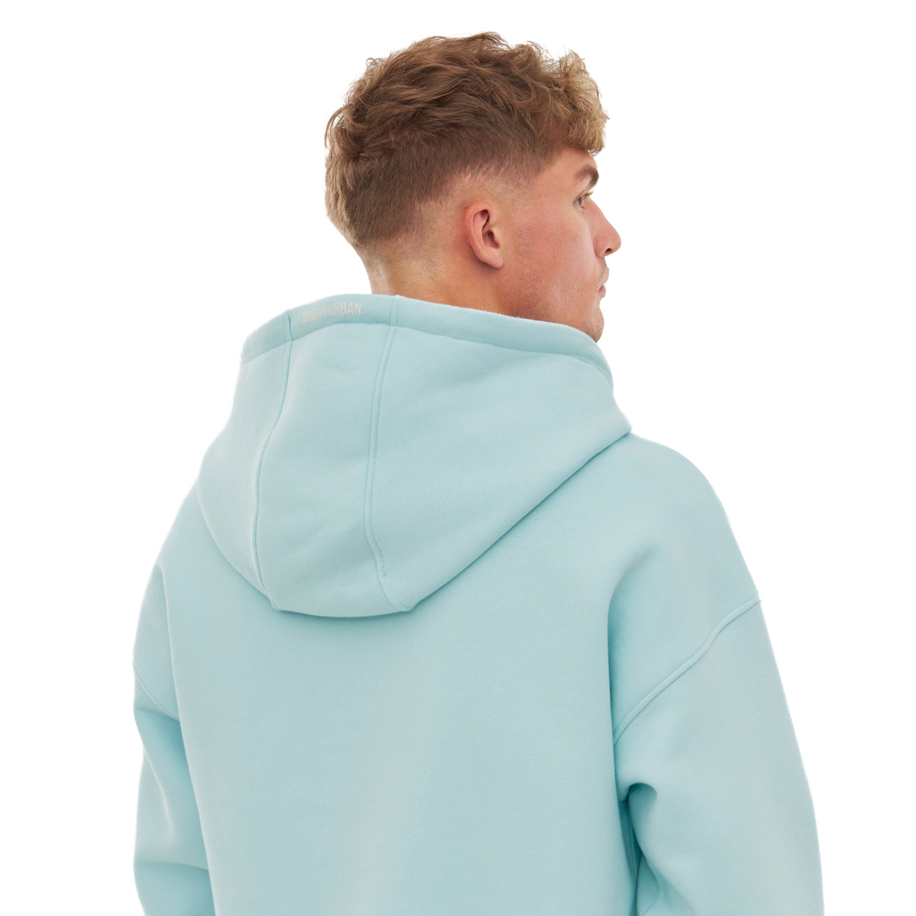 Rückenansicht eines Mannes in der Oversized Zip Hoodie 'Caleb' in hellblau mit Kapuze