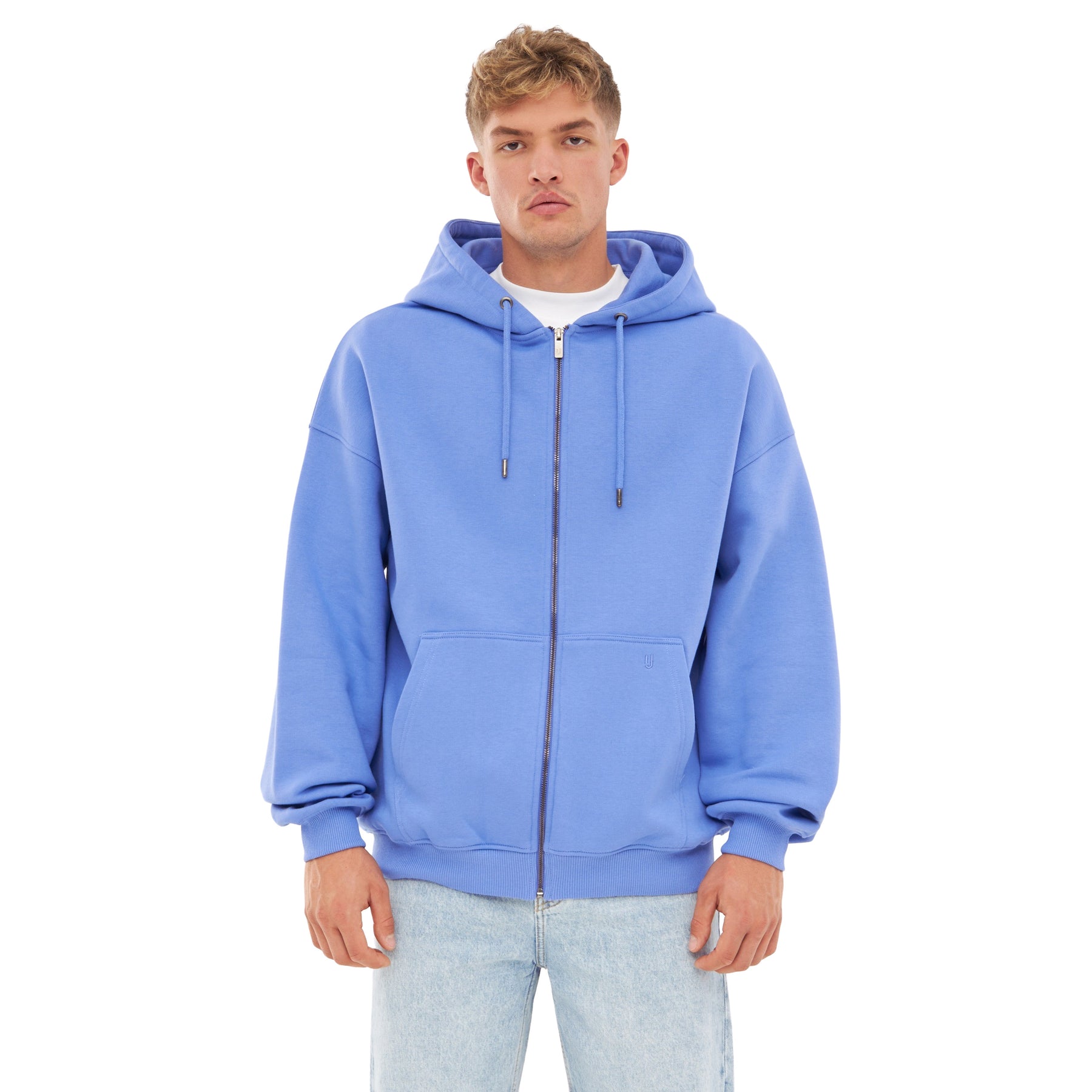 Mann trägt oversized Zip-Hoodie 'Caleb' in Blau-Lila mit Kapuze und Kängurutaschen