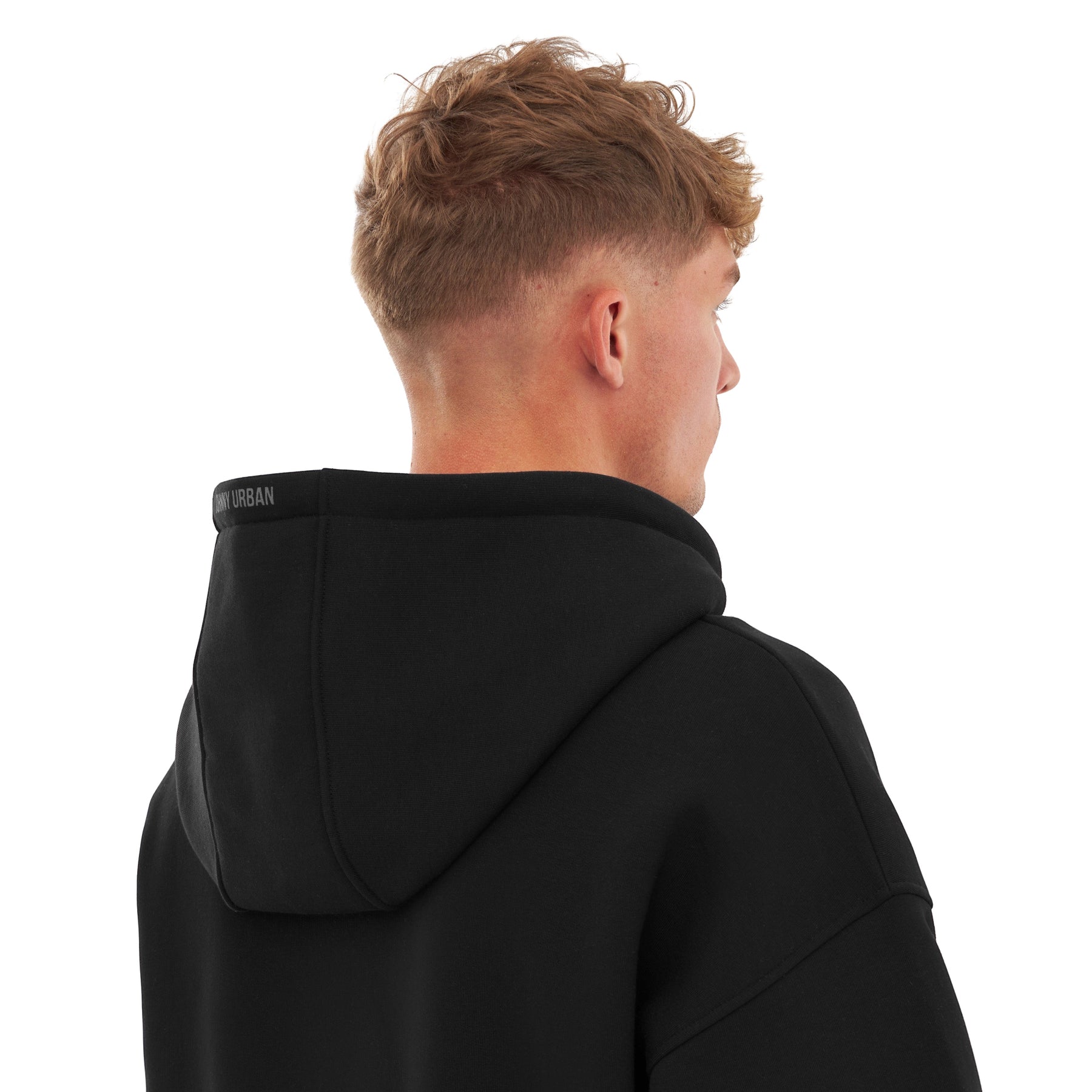 Männliches Modell von hinten trägt schwarzen Oversized Zip Hoodie ‚Caleb‘ mit kapuze und Johnny Urban Schriftzug