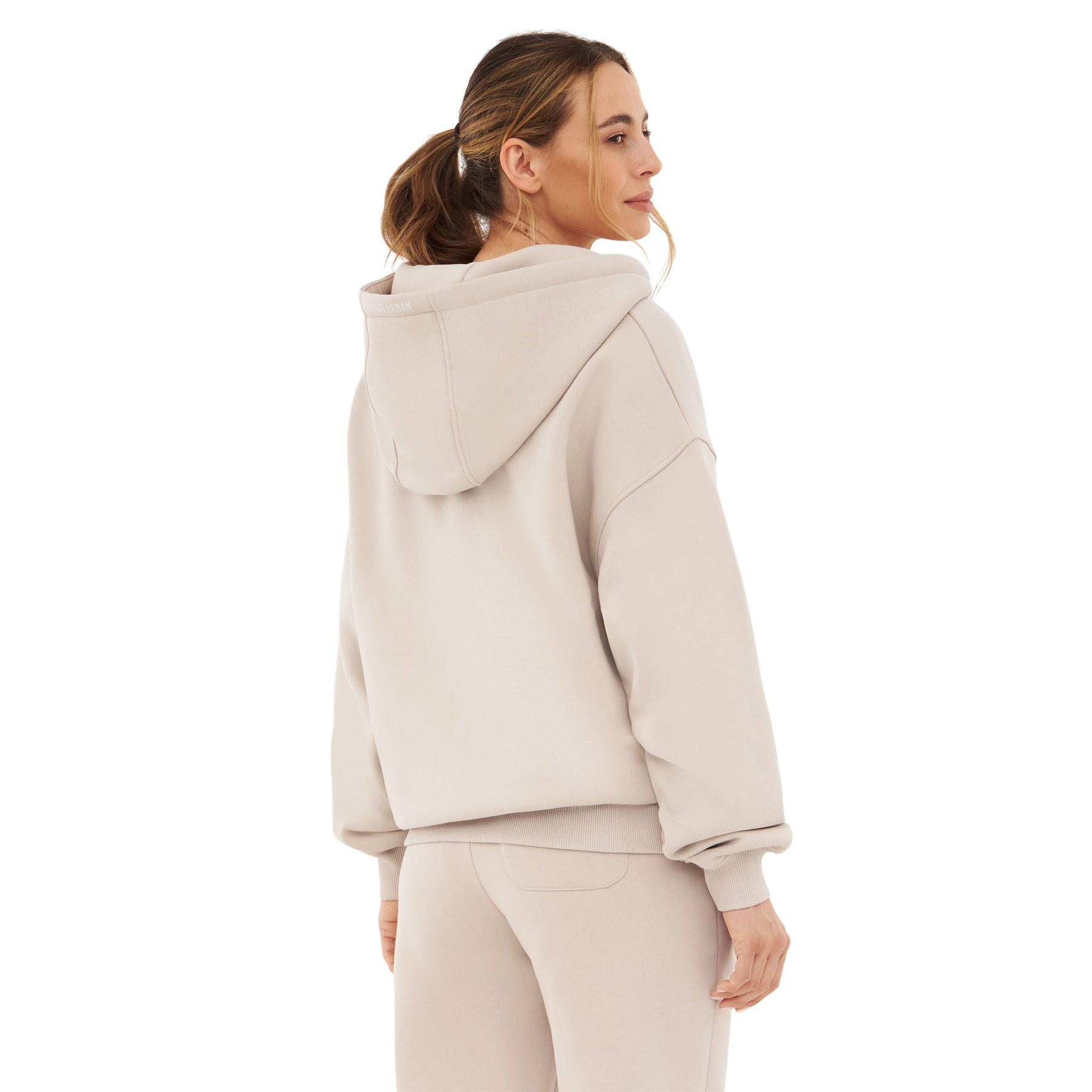 Frau trägt beigen Johnny Urban Oversized Zip Hoodie 'Caleb' von hinten mit Kapuze und Bündchen an Ärmeln und Saum