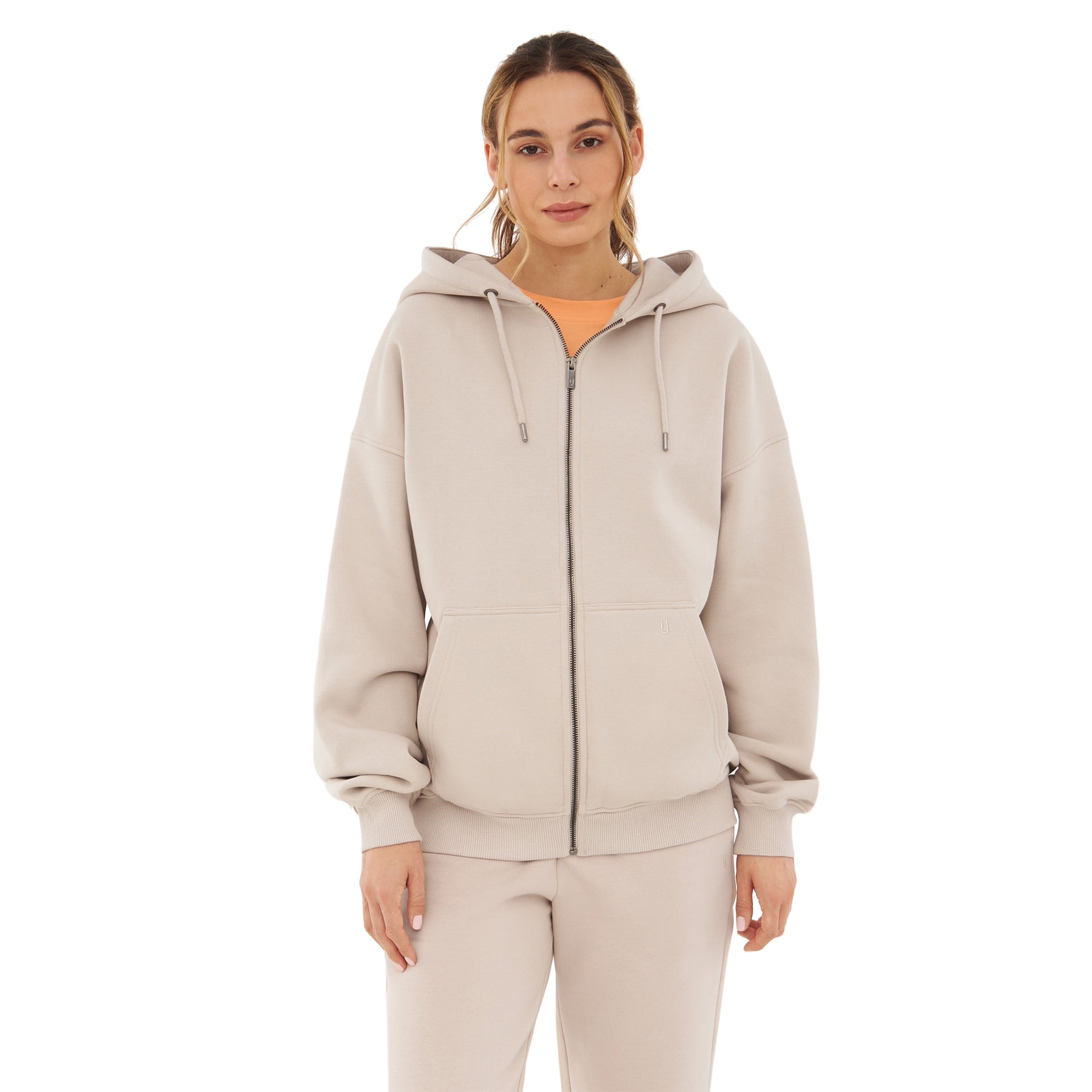 Frau trägt beige oversized Zip Hoodie 'Caleb' und passende Hose, Kapuze mit Kordeln