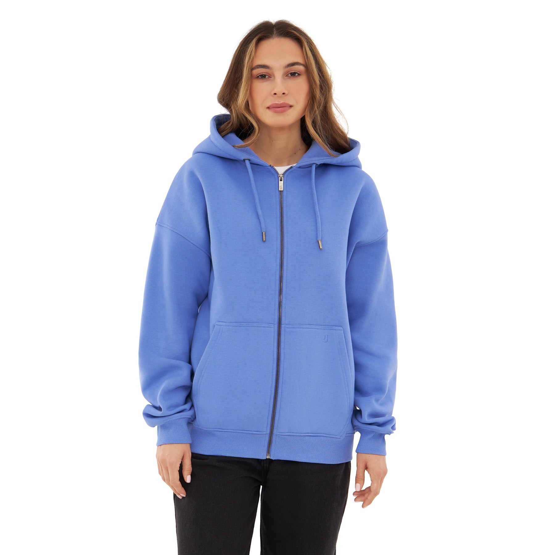 Damen trägt oversized Zip Hoodie 'Caleb' in blau-lila mit Kapuze, Reißverschluss und Kängurutasche