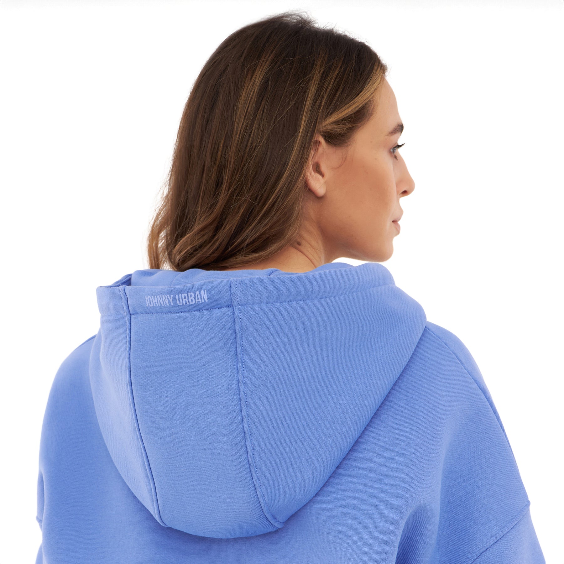 Rückansicht eines Menschen mit blau-lila oversized Zip Hoodie 'Caleb' von Johnny Urban mit Kapuze und Logo