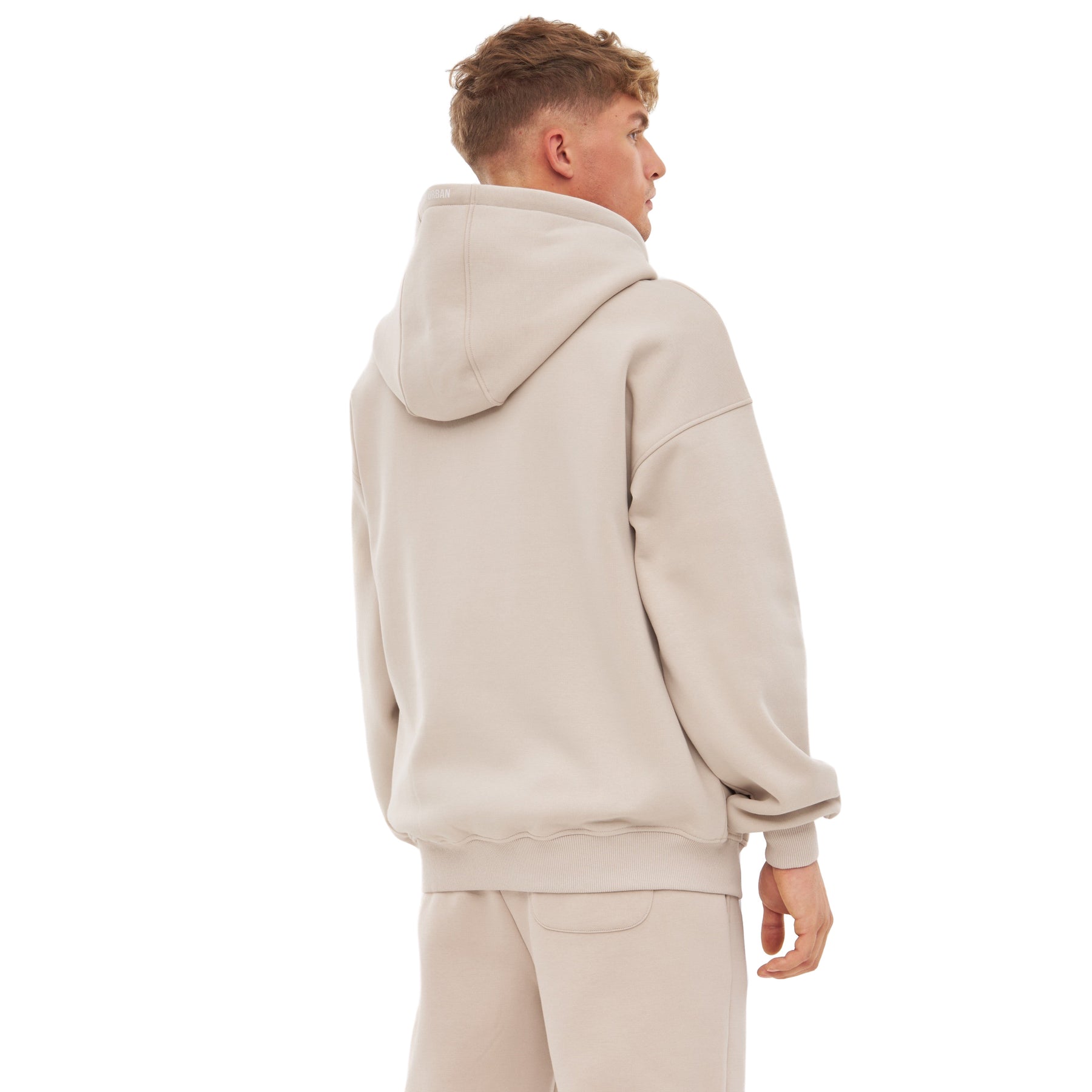 Mann trägt oversized Zip-Hoodie 'Caleb' in Beige von Johnny Urban, Rückansicht
