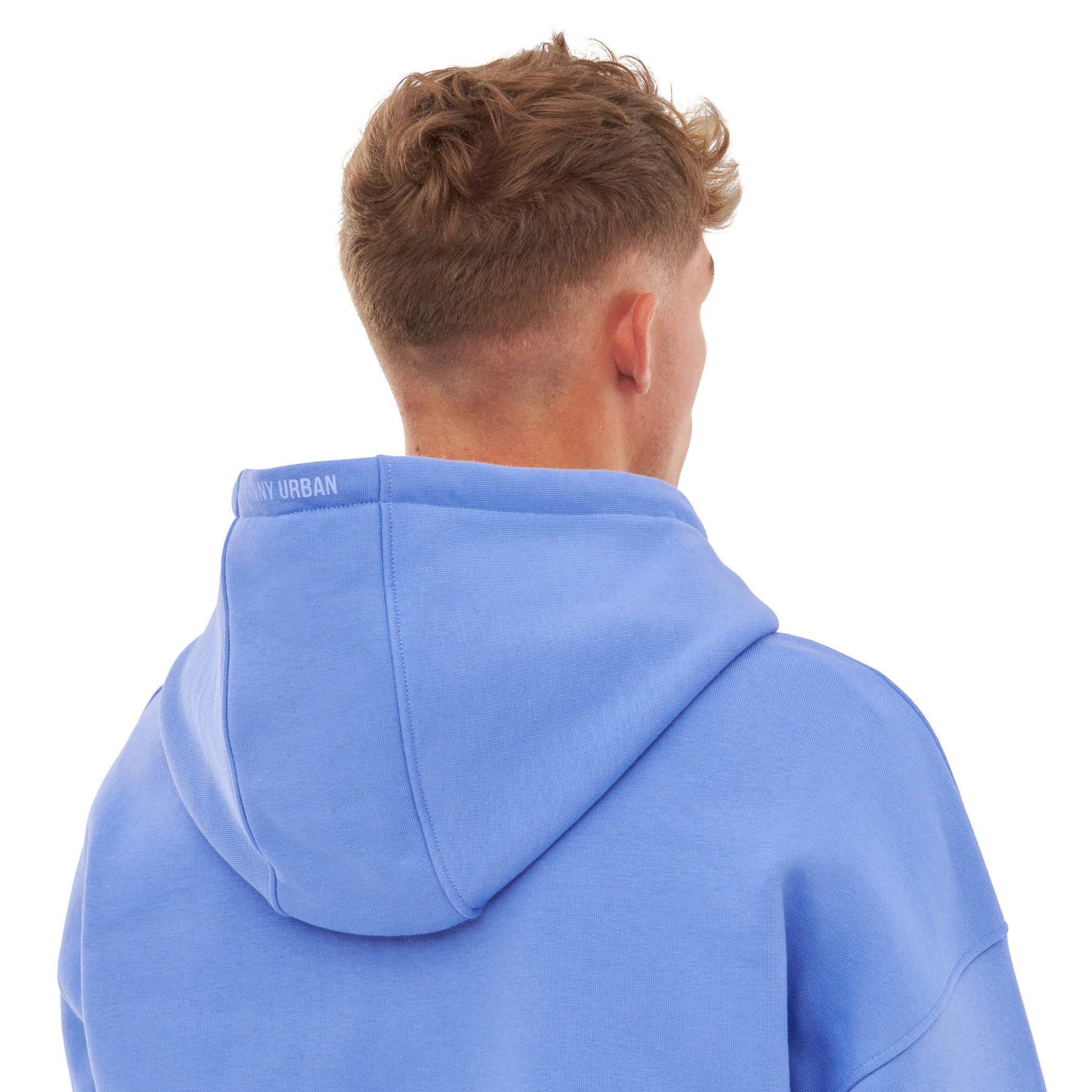 Rückansicht eines Mannes mit kurzem Haar, der eine blaue, oversized Zip-Hoodie 'Caleb' von Johnny Urban trägt