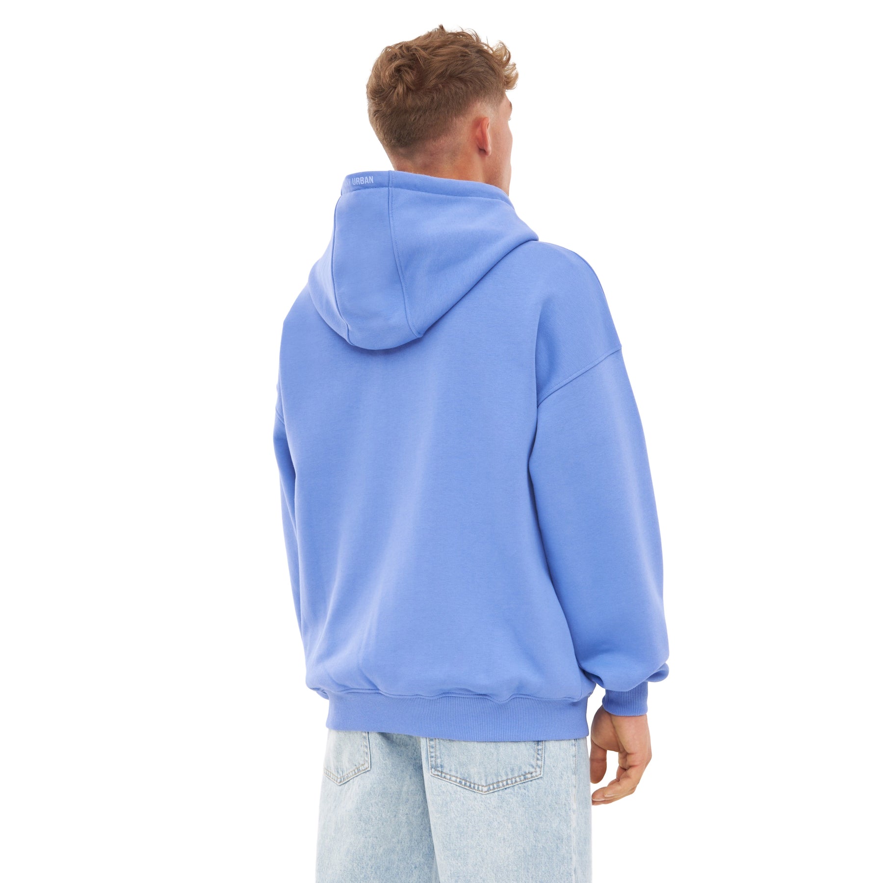 Übergröße Zip-Hoodie 'Caleb' in Blau-Lila, zurückansicht, getragen von Mann mit hellblauen Jeans