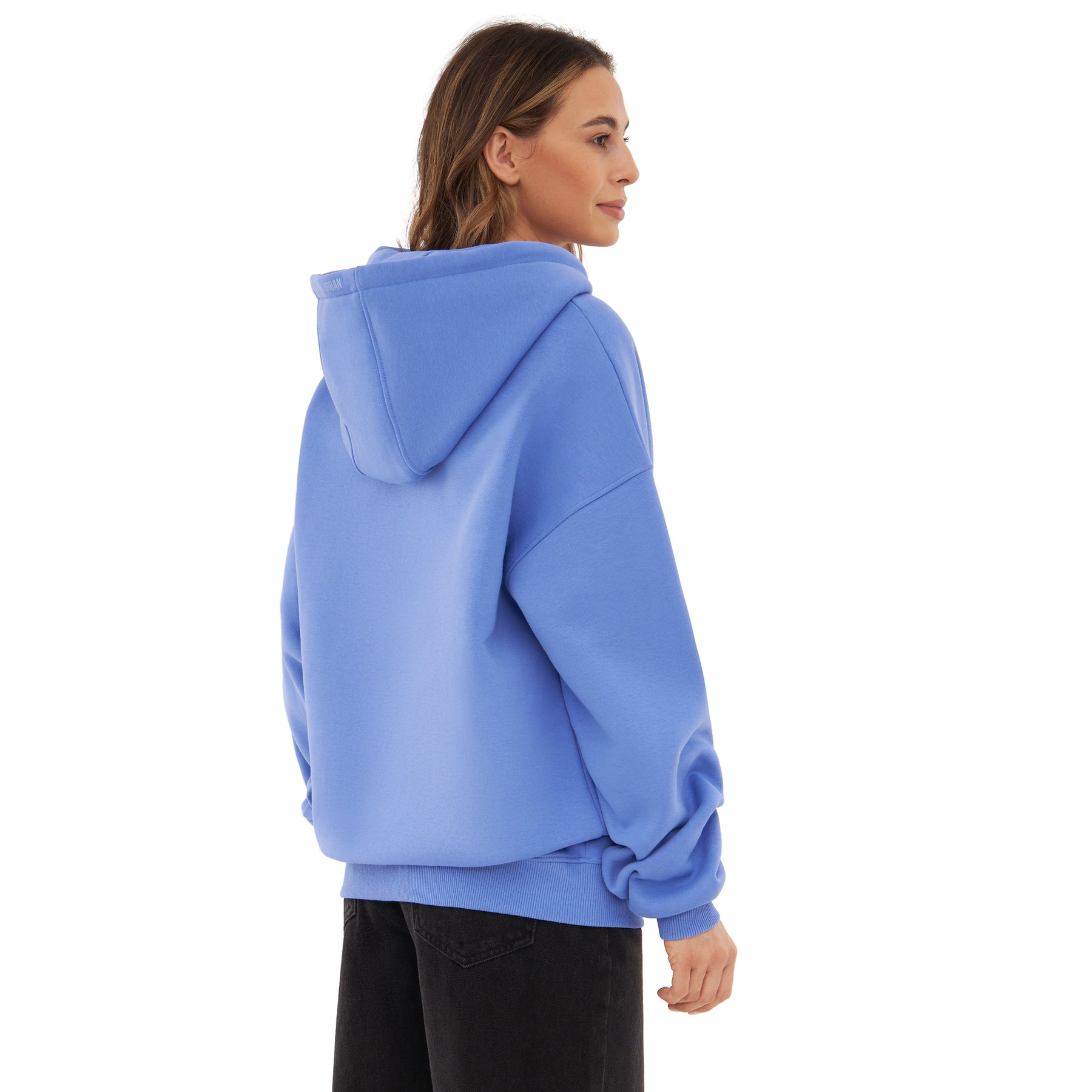 Frau trägt oversized Zip-Hoodie 'Caleb' in blau-lila, mit Kapuze, Rückansicht