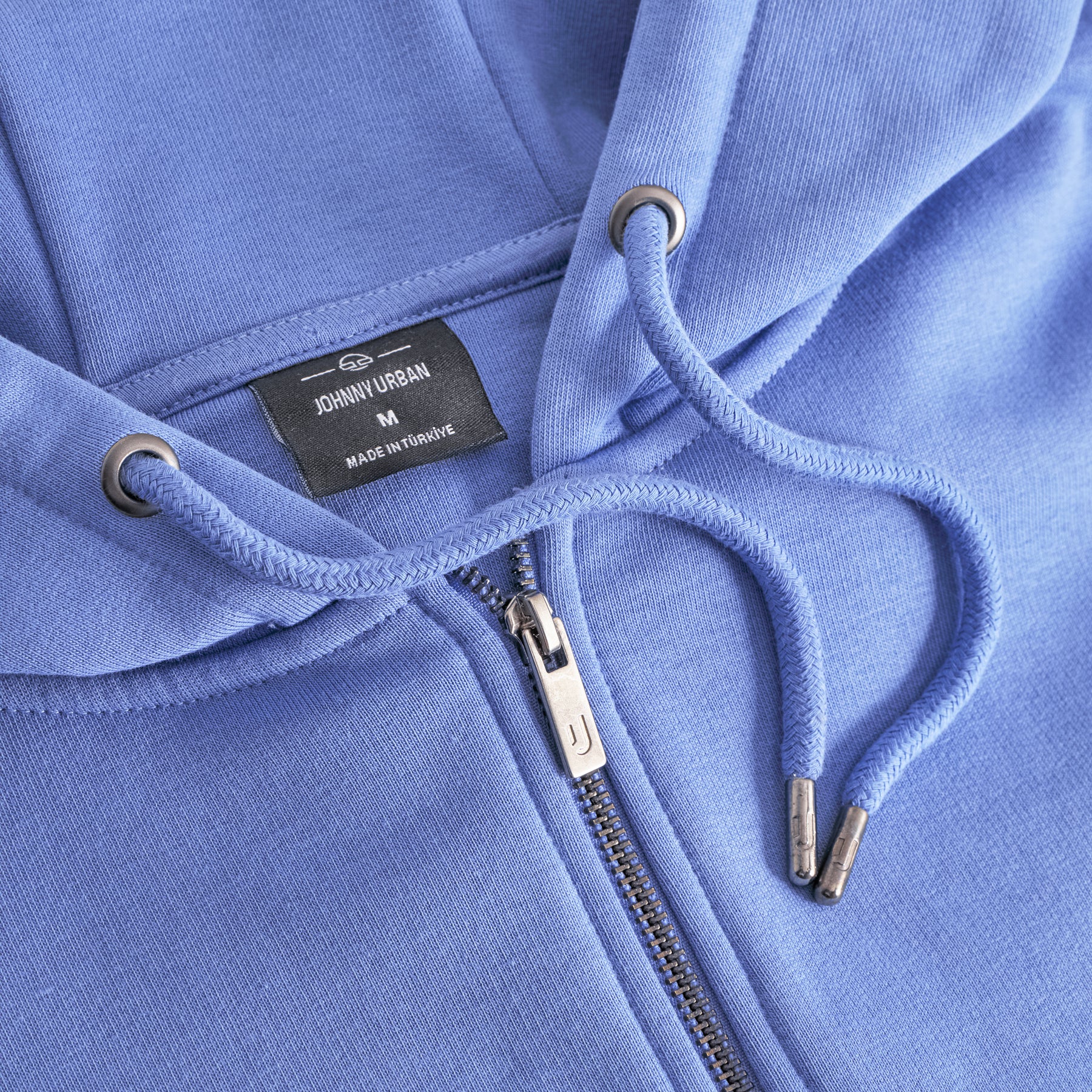 Nahaufnahme des blauen Johnny Urban Oversized Zip Hoodie 'Caleb' mit Metallreißverschluss und Kordelzug