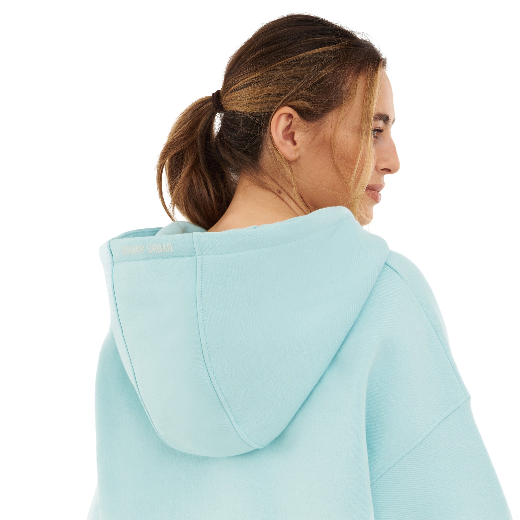 Rückansicht einer Frau mit Zopf, die eine eisblau oversized Zip Hoodie 'Caleb' von Johnny Urban trägt