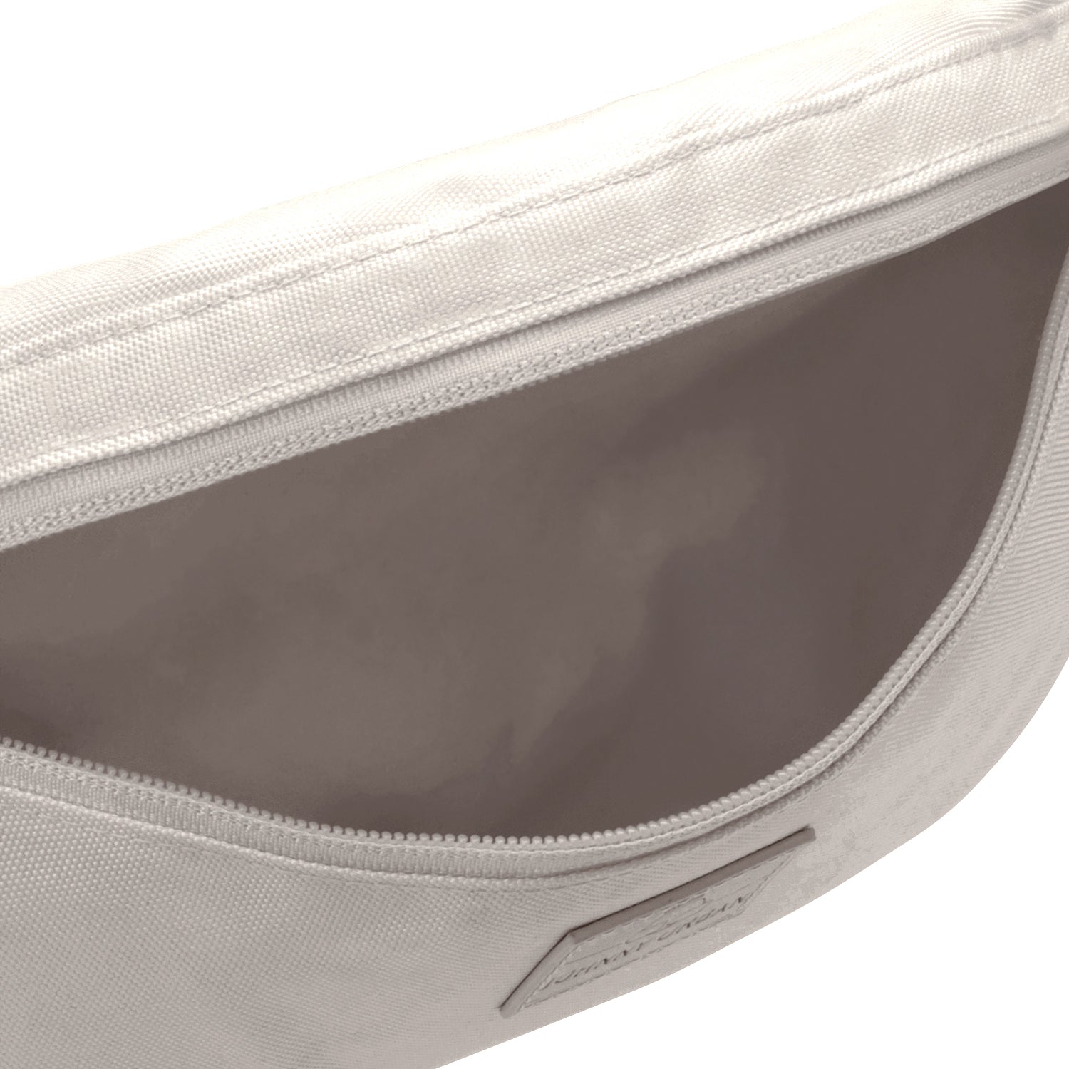 Beige Bauchtasche 'Erik Small' von Johnny Urban mit geöffnetem Hauptfach und Innenfutter