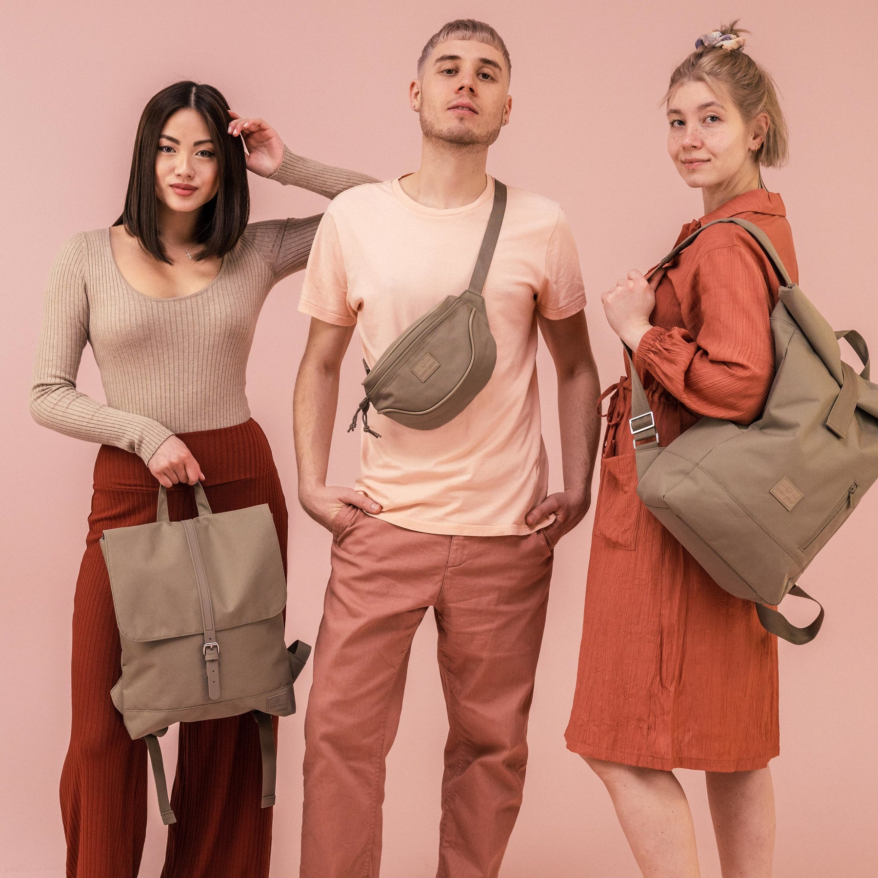 Drei Models mit nachhaltigen Taschen von Johnny Urban, Mitte trägt Bauchtasche 'Ben' olivgrün quer über die Brust