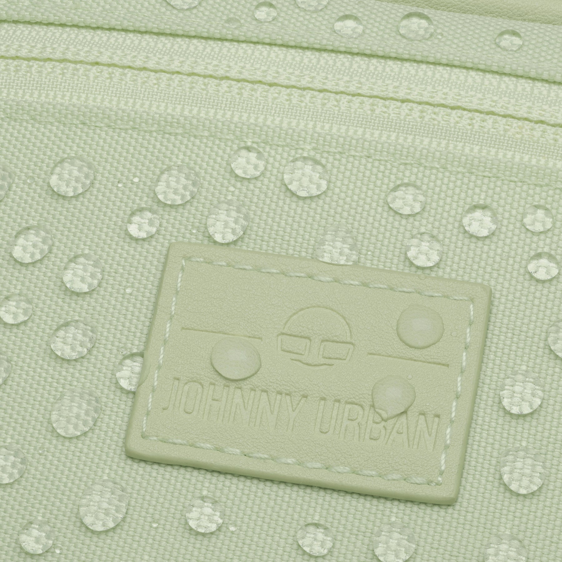 Nahaufnahme der wasserabweisenden Bauchtasche 'Ben' in limonengrün mit Johnny Urban Logo