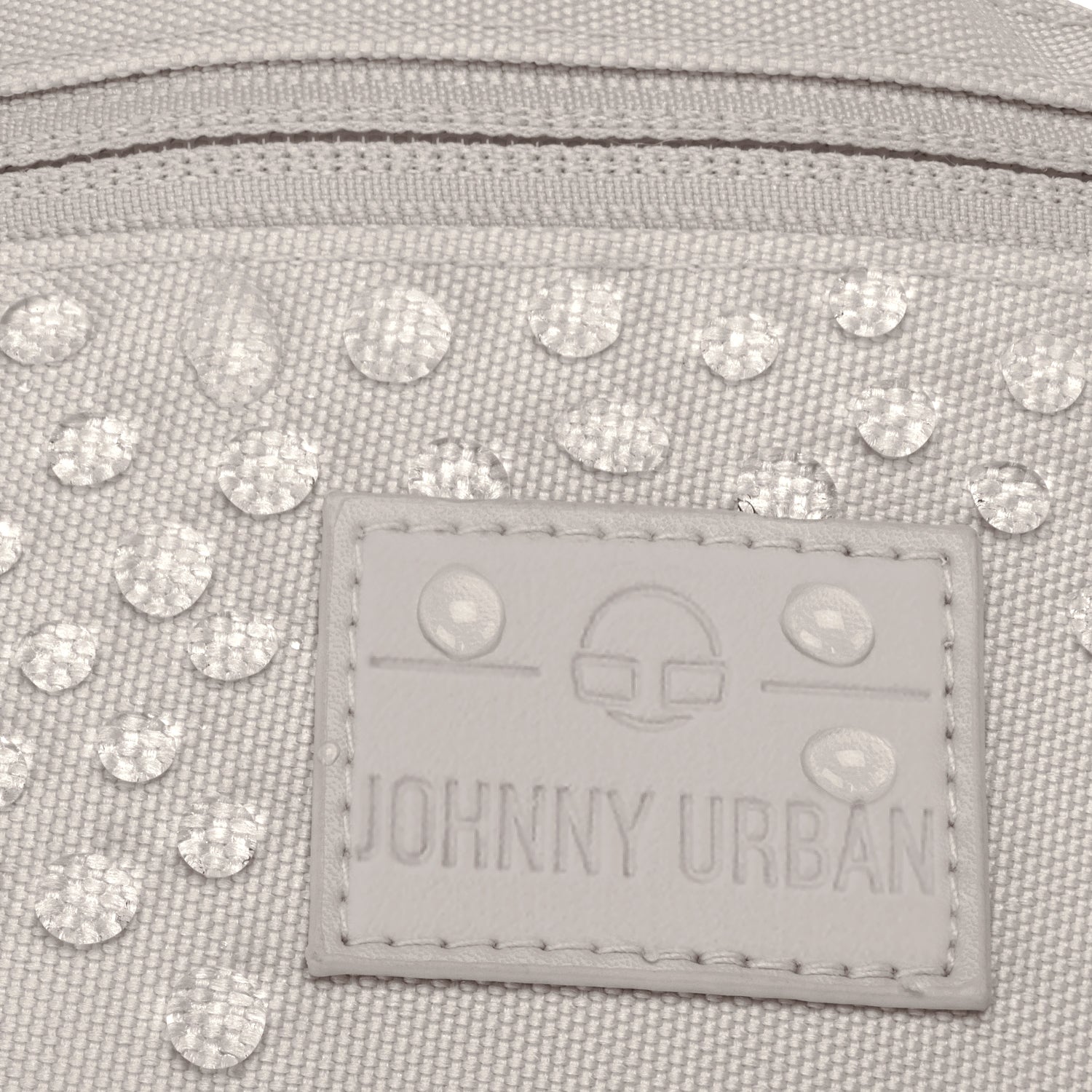 Nahaufnahme der wasserabweisenden Beuteltasche Erik Small von Johnny Urban mit sichtbaren Wassertropfen