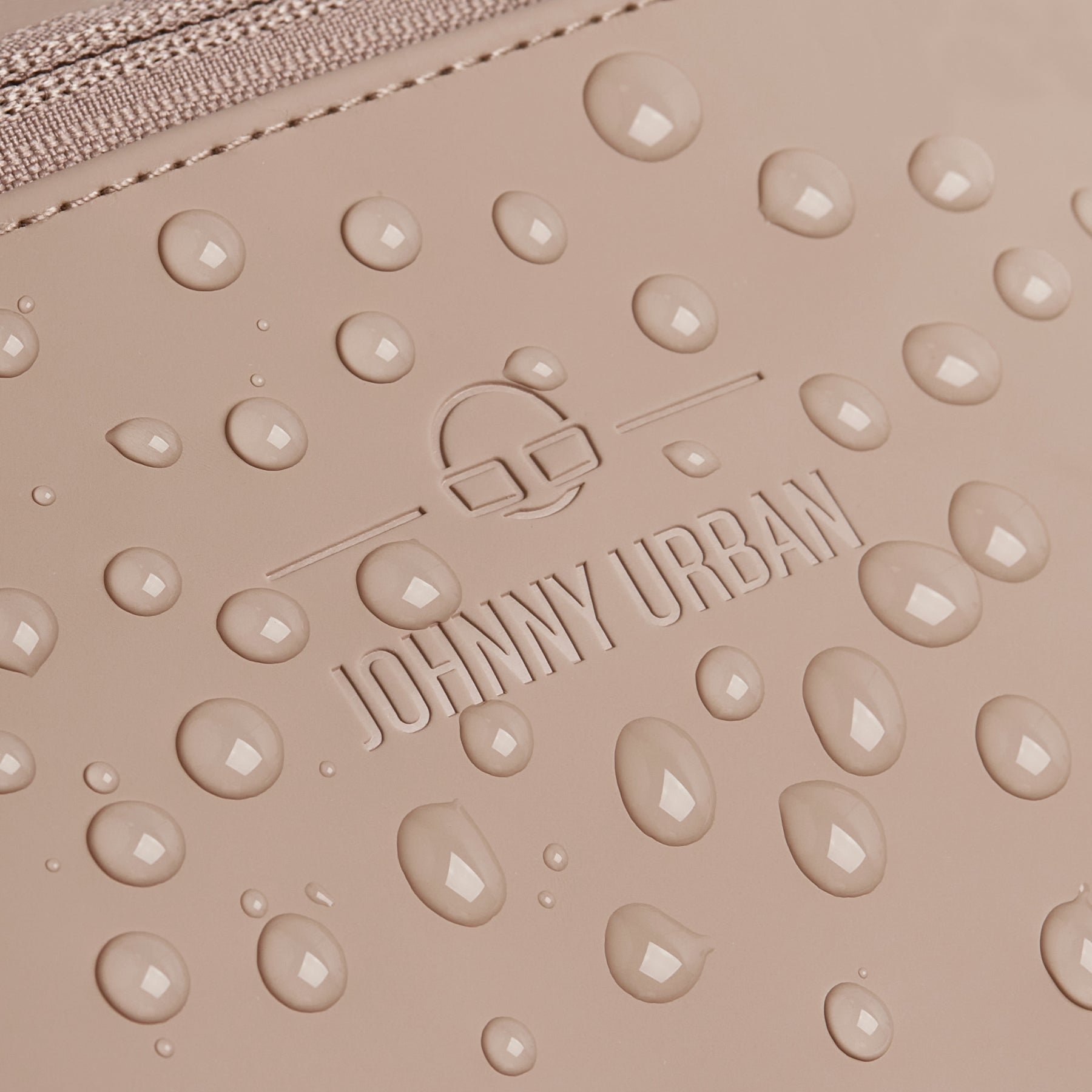 Beige wasserabweisendes Material der Bauchtasche 'Riley' mit Johnny Urban Logo und Wassertröpfchen