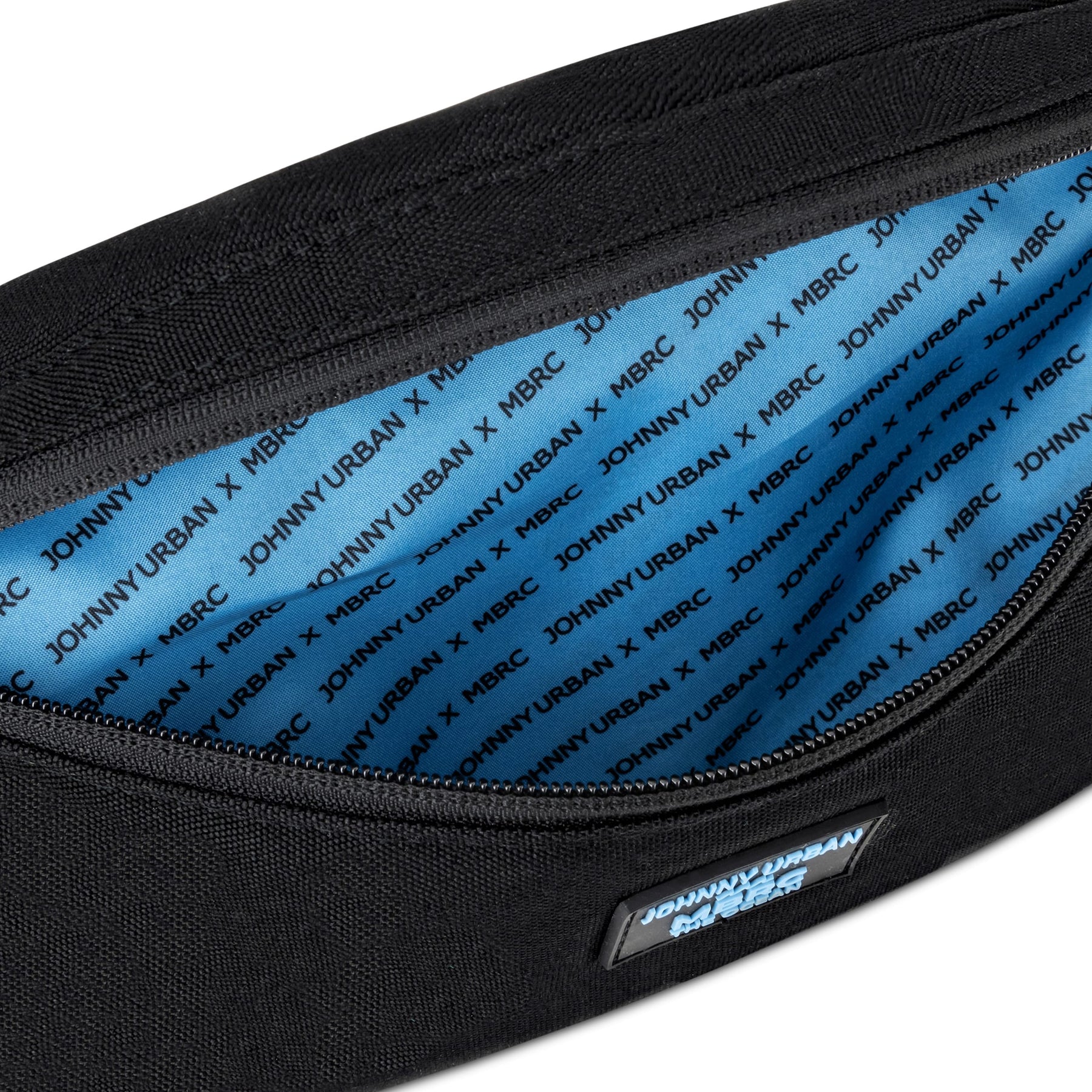 Innenansicht der Bauchtasche ‚Erik‘ MBRC Edition mit blauem Futter und Muster ‚Johnny Urban x MBRC‘