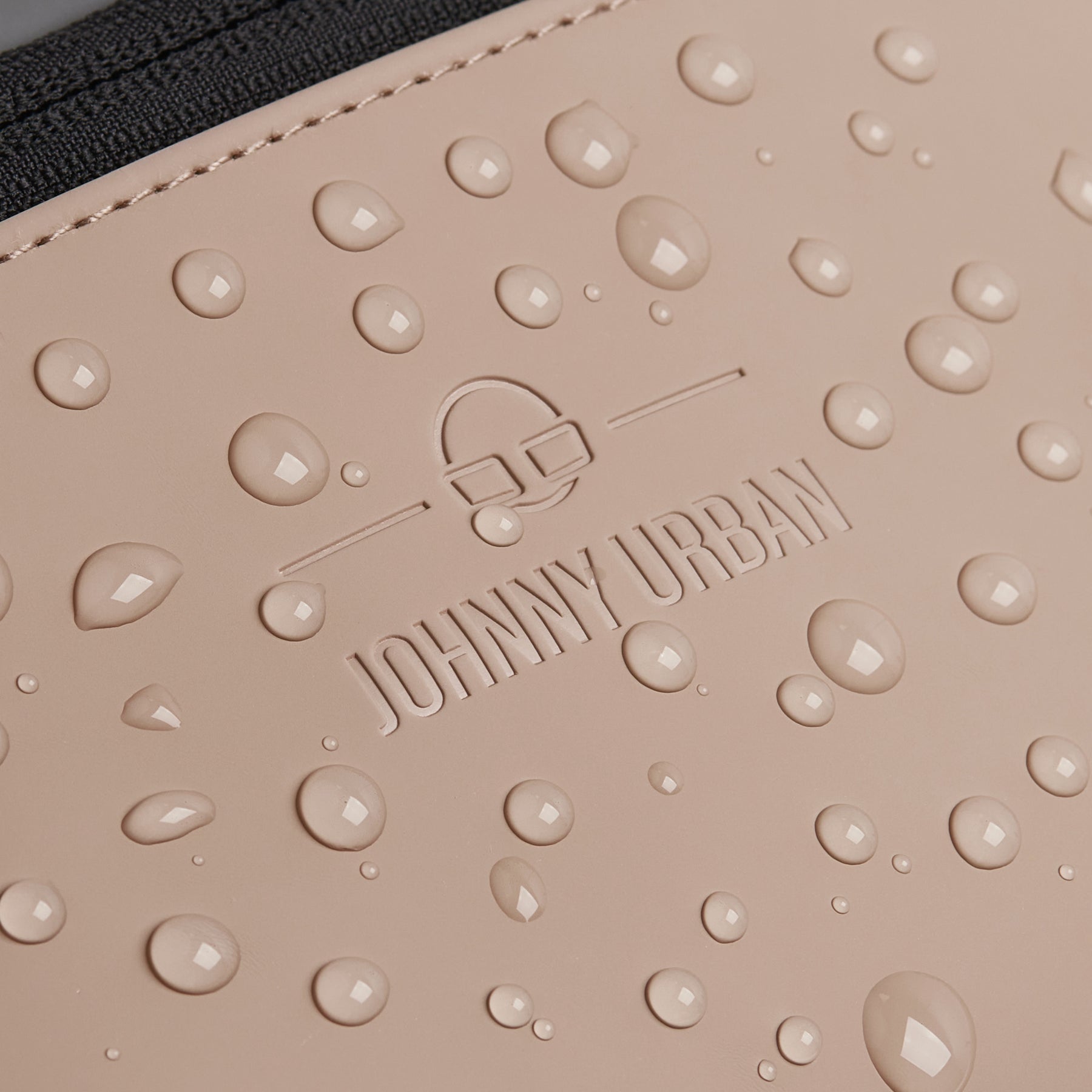 Nahaufnahme der wasserdichten Johnny Urban Bauchtasche 'Riley' mit Wasserperlen