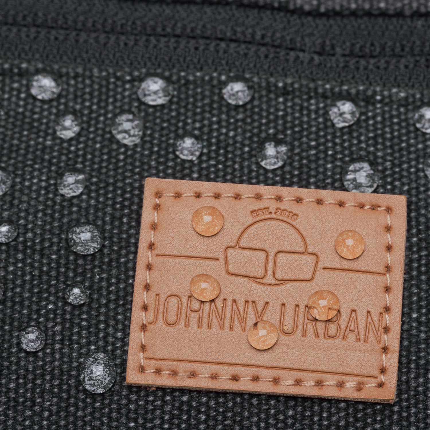 Wasserabweisender anthrazitfarbener Canvasstoff mit Lederlabel und Johnny Urban Logo