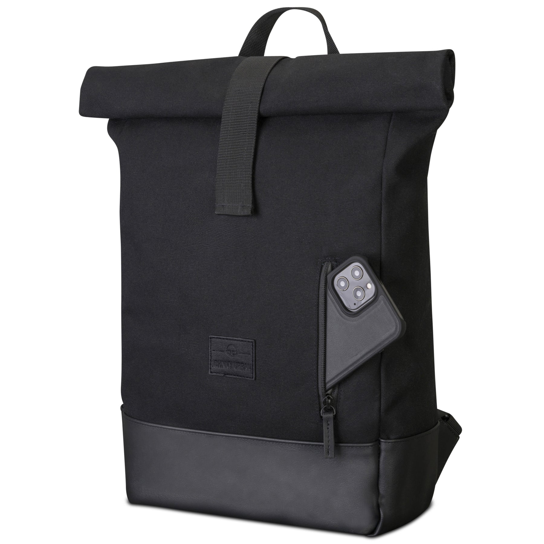 Schwarzer Rolltop-Rucksack 'Adam Medium' von Johnny Urban aus Canvas und Leder mit seitlicher Reißverschlusstasche, Smartphone teilweise sichtbar