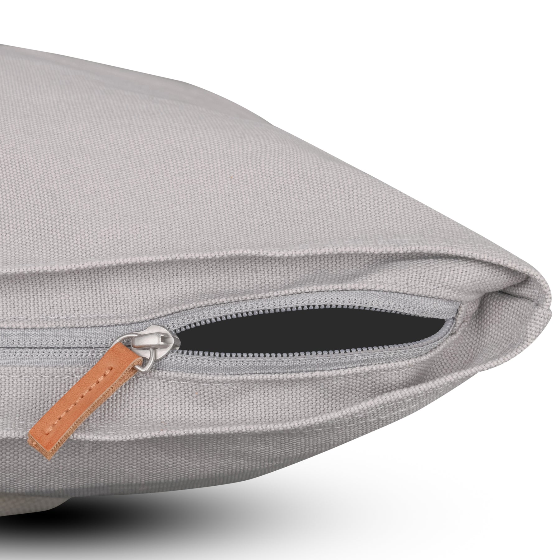 Nahaufnahme eines grauen Canvas-Rolltop Rucksacks Adam Medium mit halboffenem Reißverschluss und Lederzug