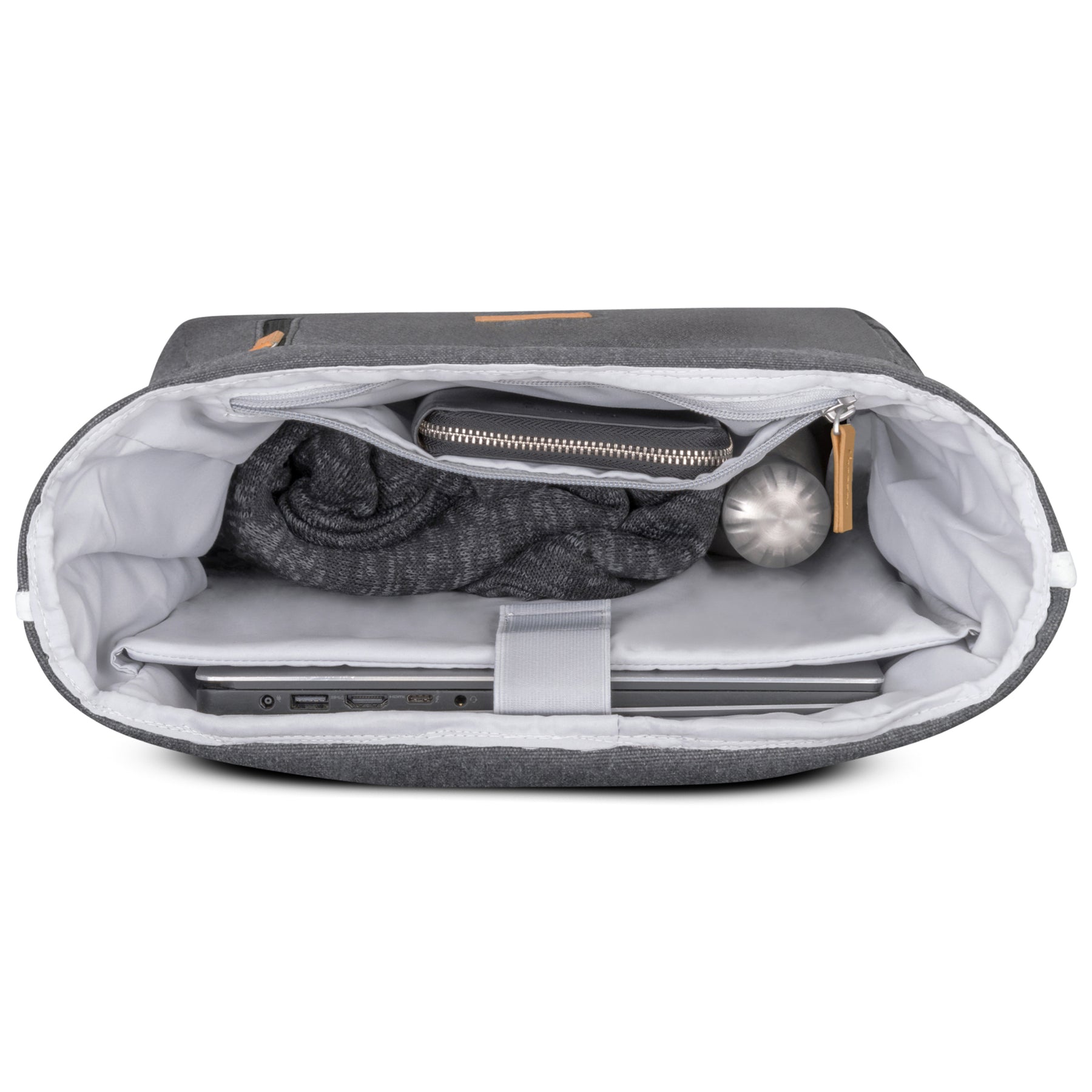 Rolltop Rucksack 'Adam Large' in Anthrazit mit Laptopfach und innen einem Laptop, Pullover, Geldbörse und Trinkflasche