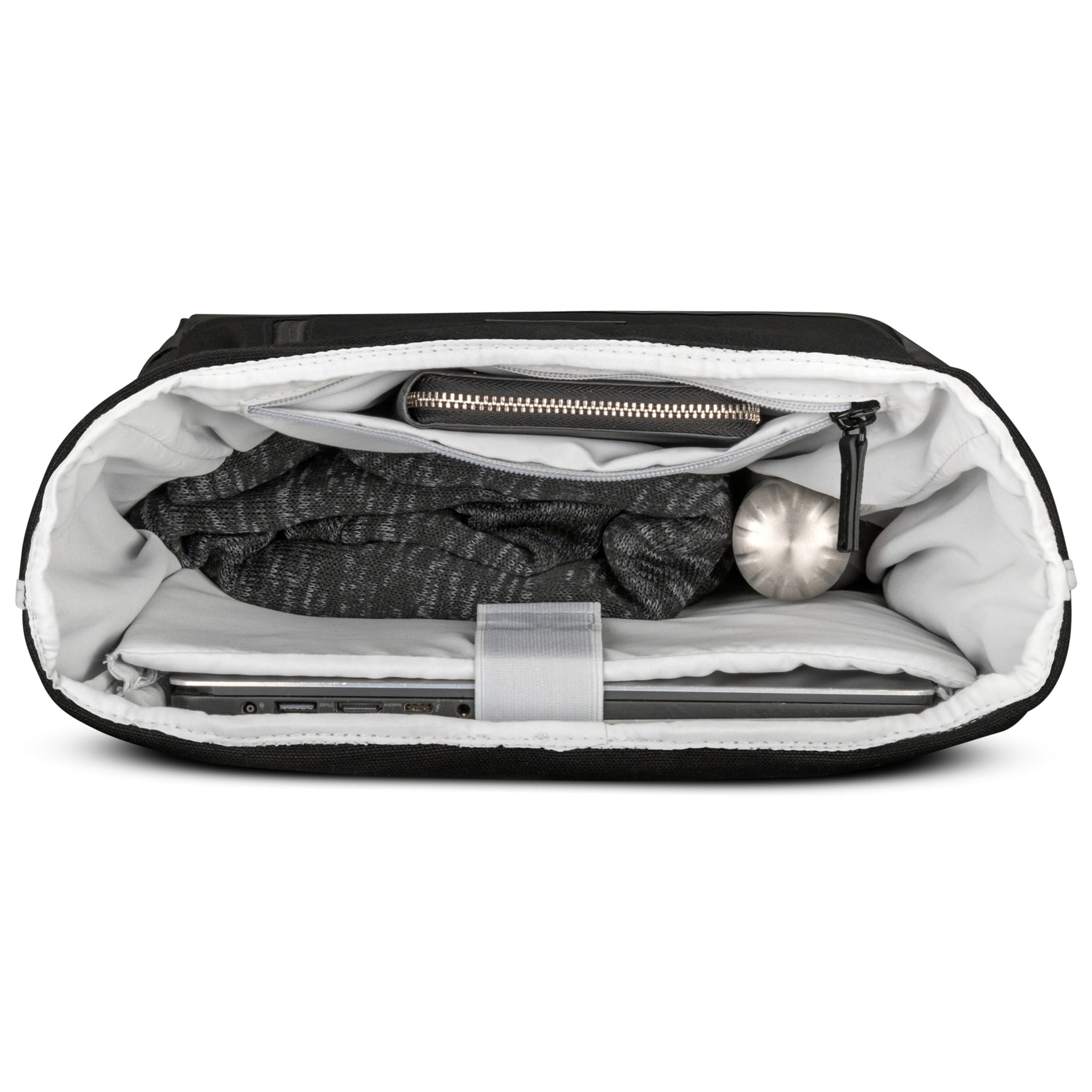Innenansicht des schwarzen Rolltop Rucksacks 'Adam Medium' mit Laptopfach, Geldbeutel, Pullover und Trinkflasche