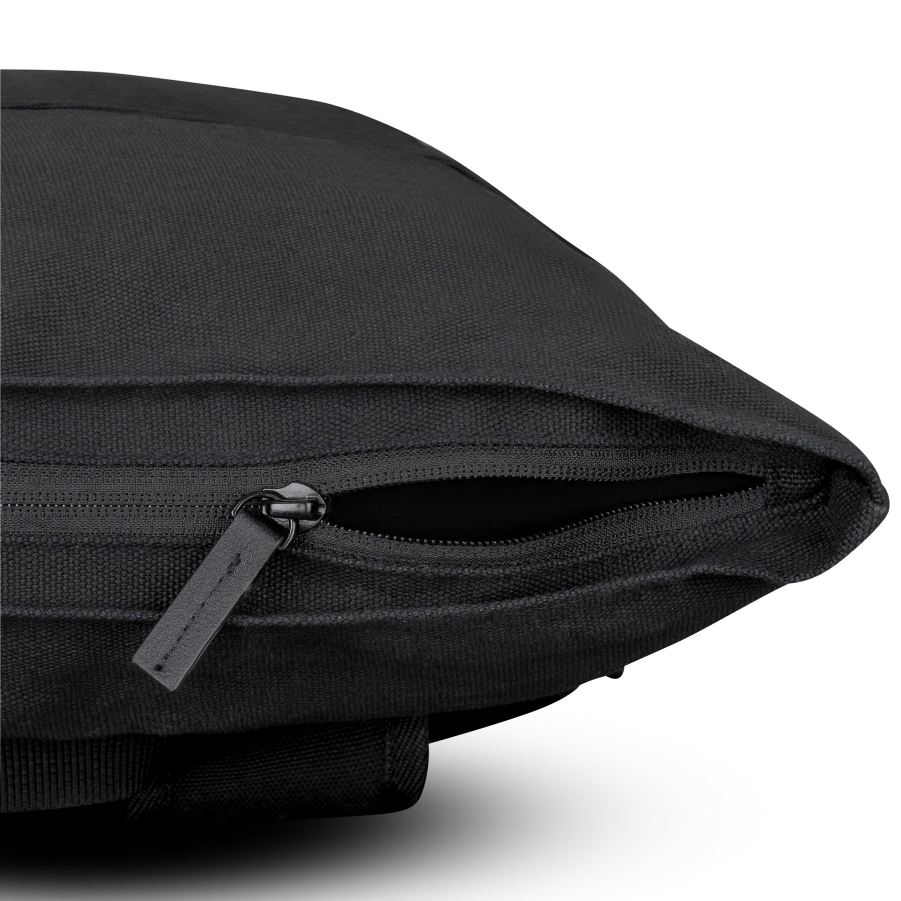 Schwarzer Rolltop-Rucksack 'Adam Large' aus Canvas mit offenem Reißverschluss